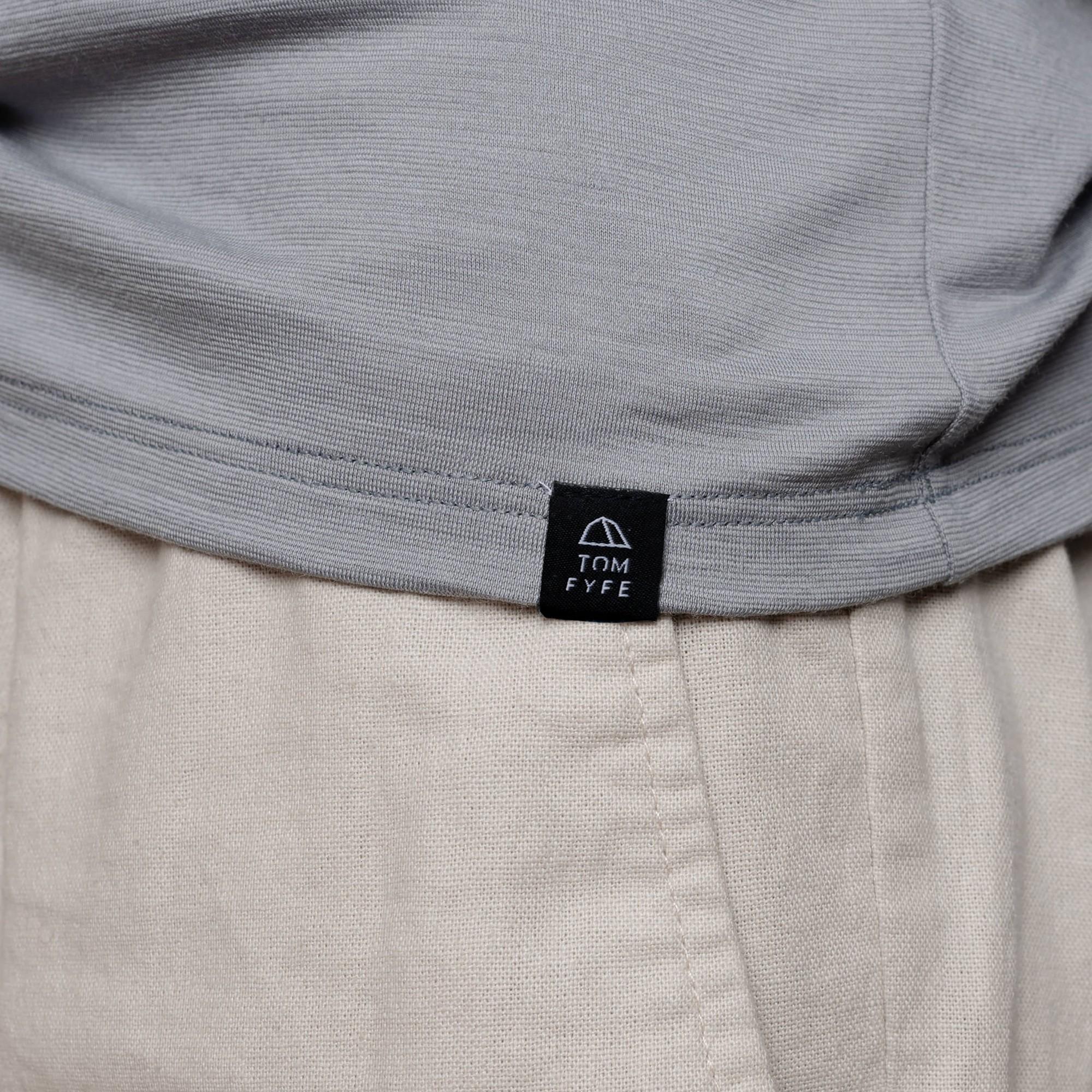 Merino Herren Langarmshirt Stoff Nahaufnahme von TOM FYFE in Hellgrau