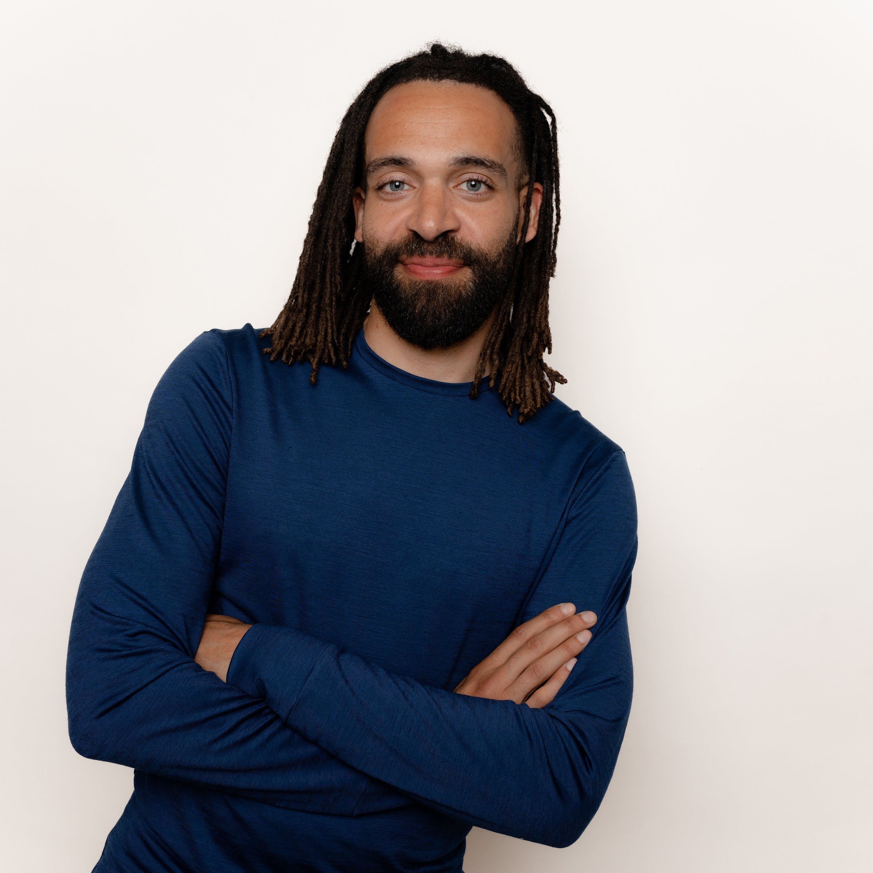 Model mit Merino Herren Shirt Frontansicht mit verschraenkten Armen von TOM FYFE in Marine