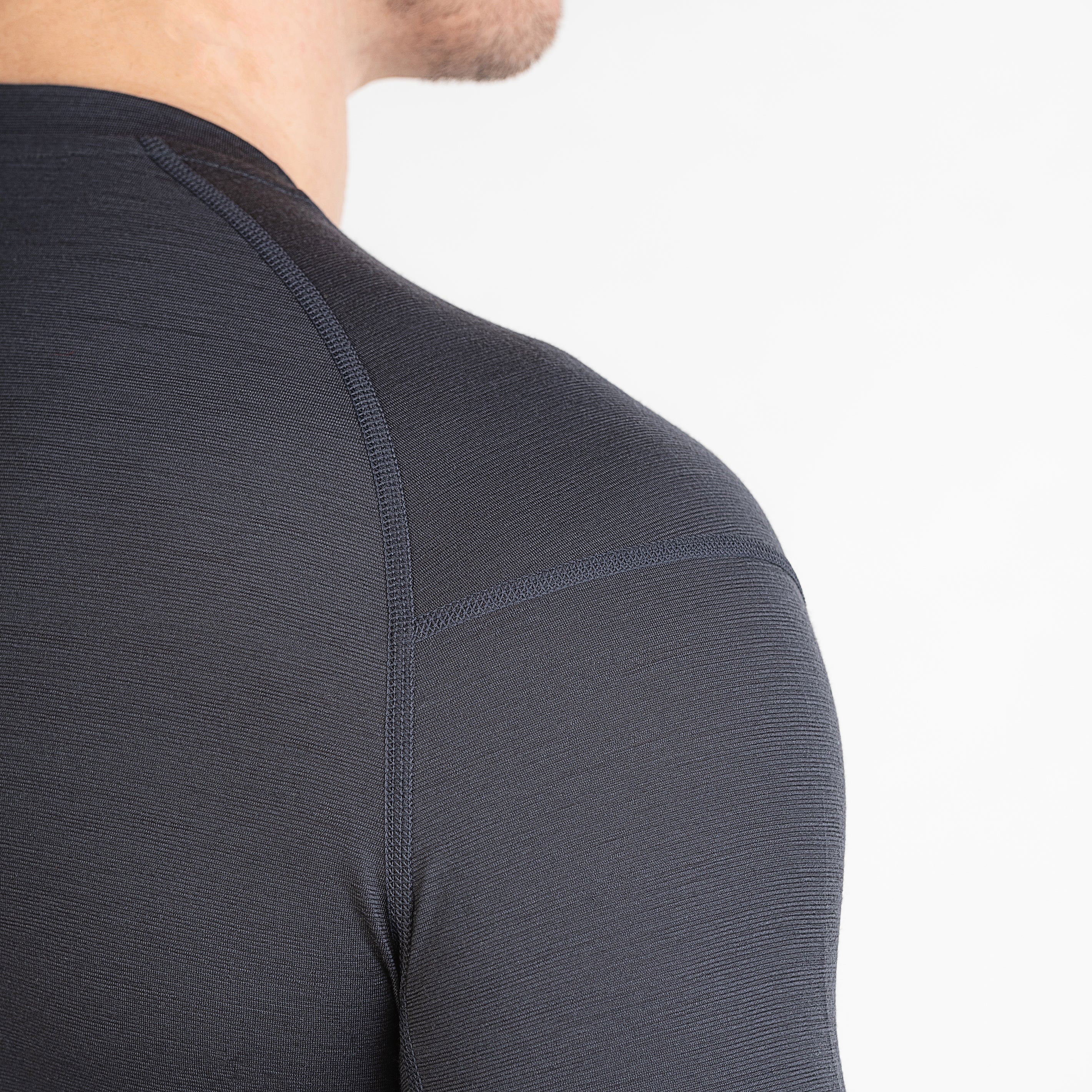 Merino Herren Unterhemd Langarmshirt Nahaufnahme Hinteransicht von TOM FYFE in Anthrazit