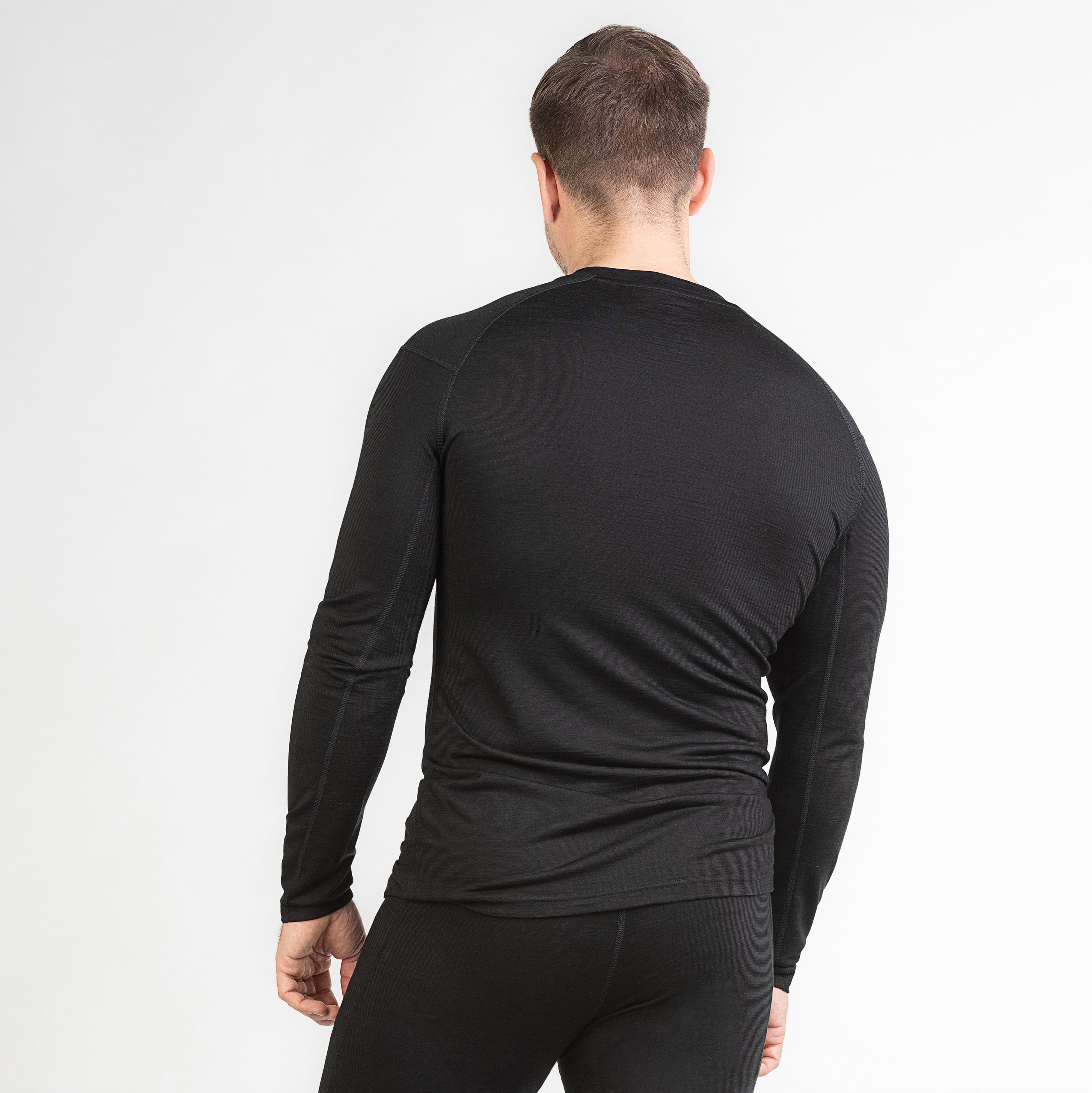 Merino Herren Unterhemd Langarmshirt Hinteransicht von TOM FYFE in Schwarz