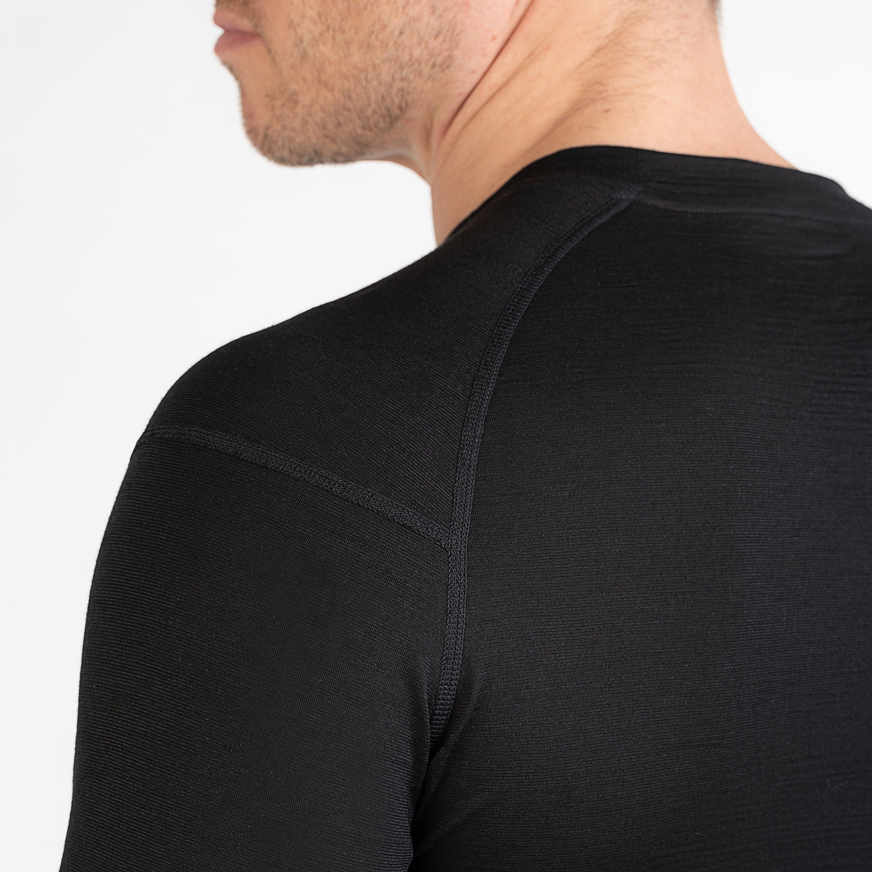 Merino Herren Unterhemd Langarmshirt Nahaufnahme Hinteransicht von TOM FYFE in Schwarz