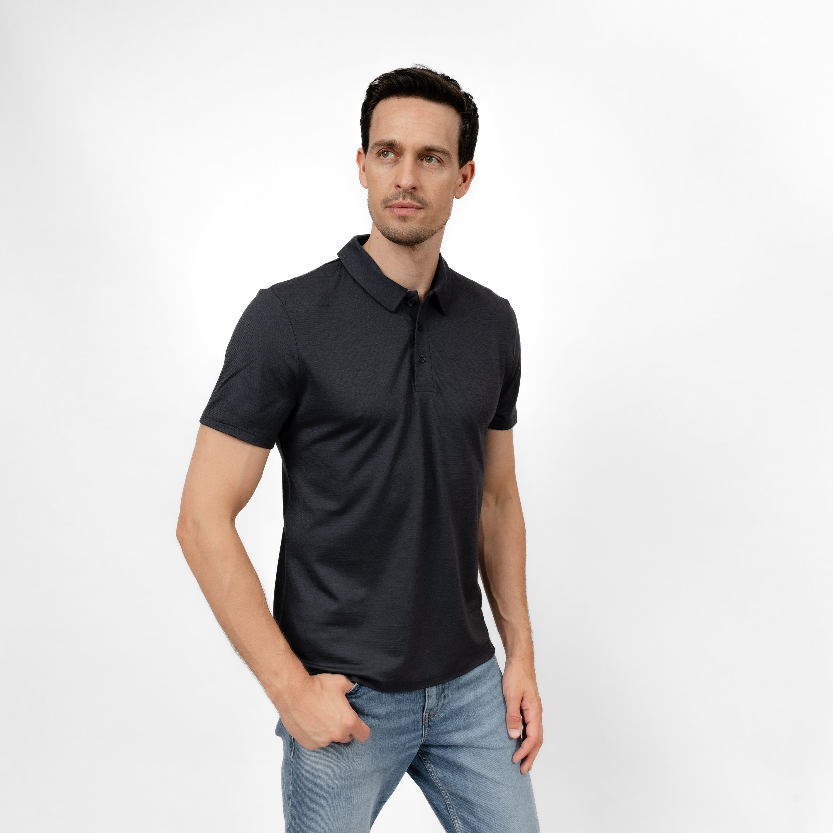 Model mit Merino Herren Poloshirt Frontansicht von Tom Fyfe in Anthrazit