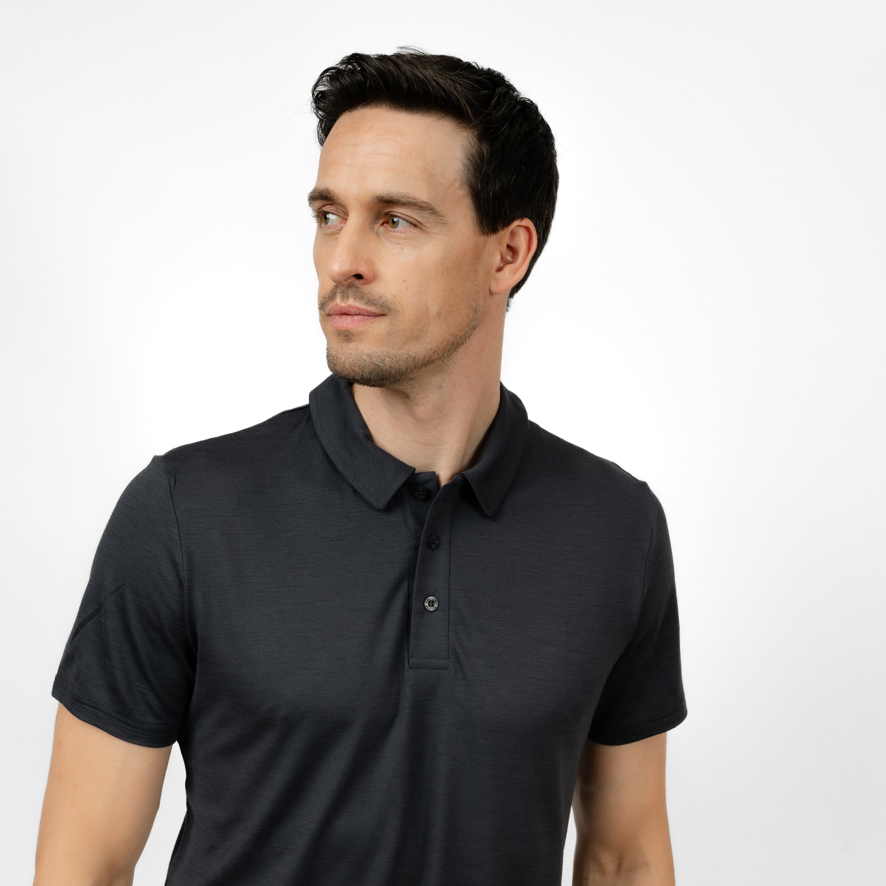 Model mit Merino Herren Poloshirt Frontansicht 2 von Tom Fyfe in Anthrazit