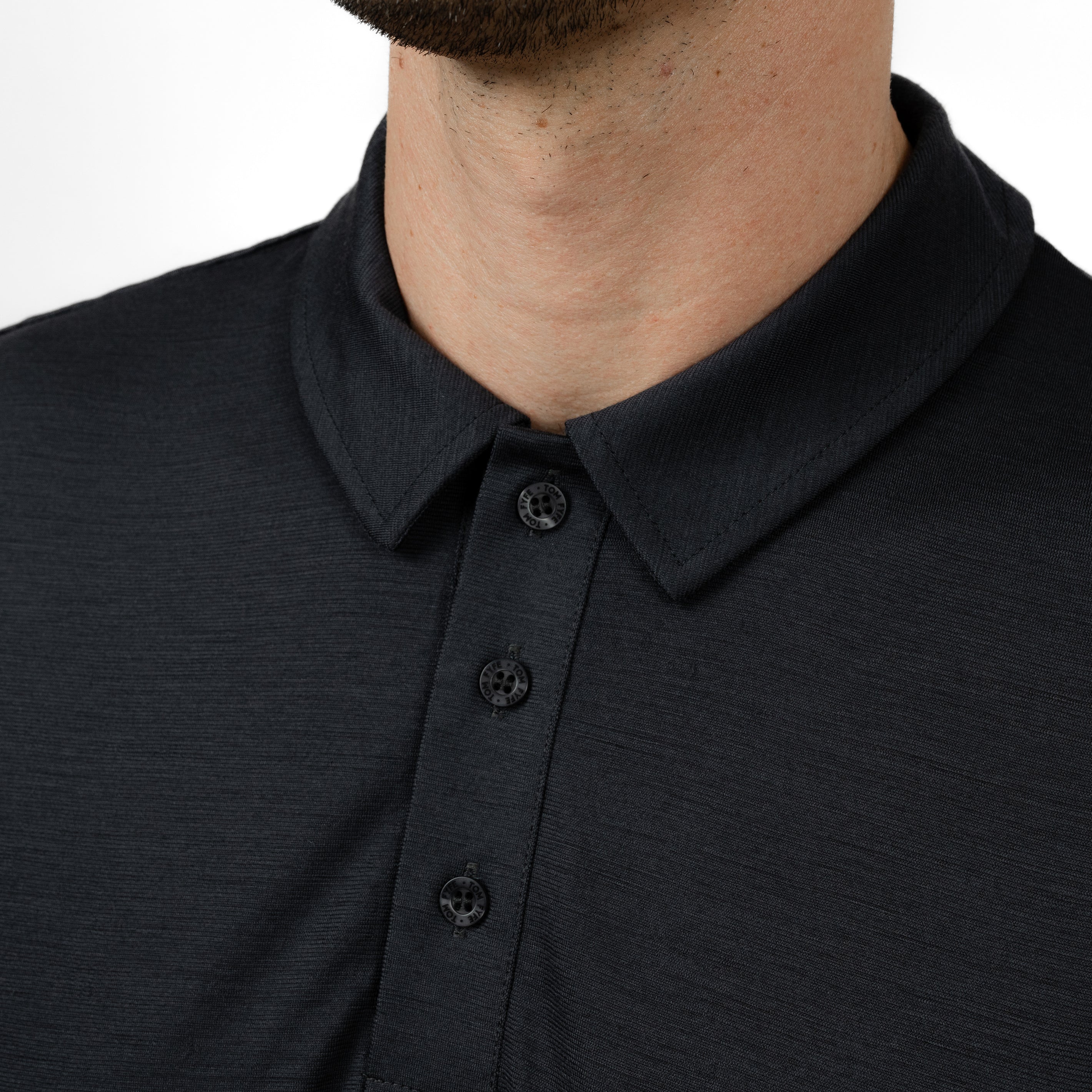 Model mit Merino Herren Poloshirt Kragenbereich von Tom Fyfe in Anthrazit
