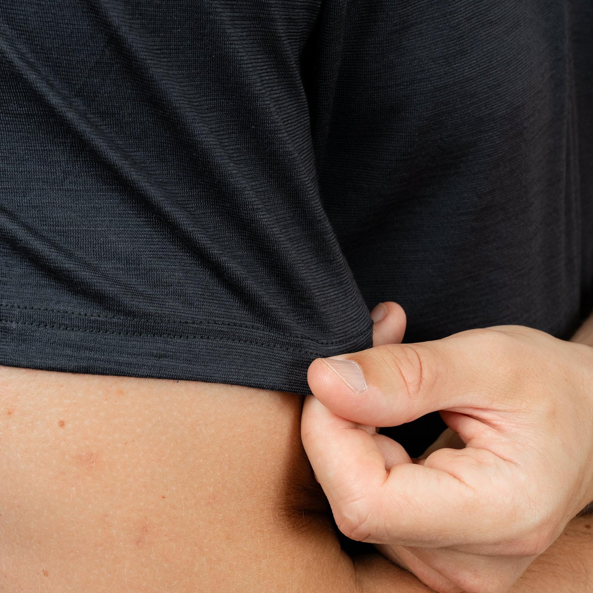 Model mit Merino Herren Poloshirt Nahaufnahme von TOM FYFE in Anthrazit