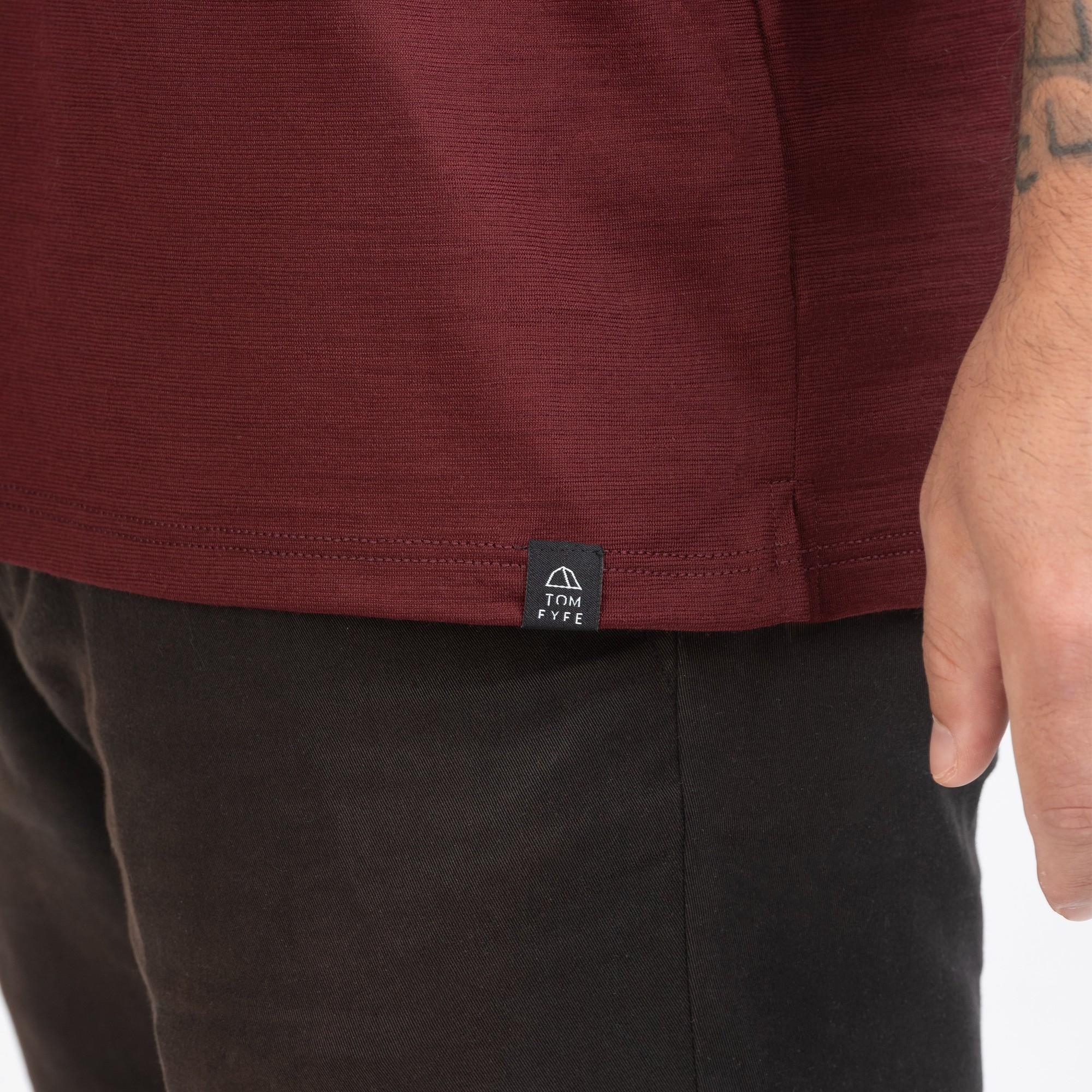 Tom Fyfe Merino Herren Poloshirt in Burgundy, Labelansicht