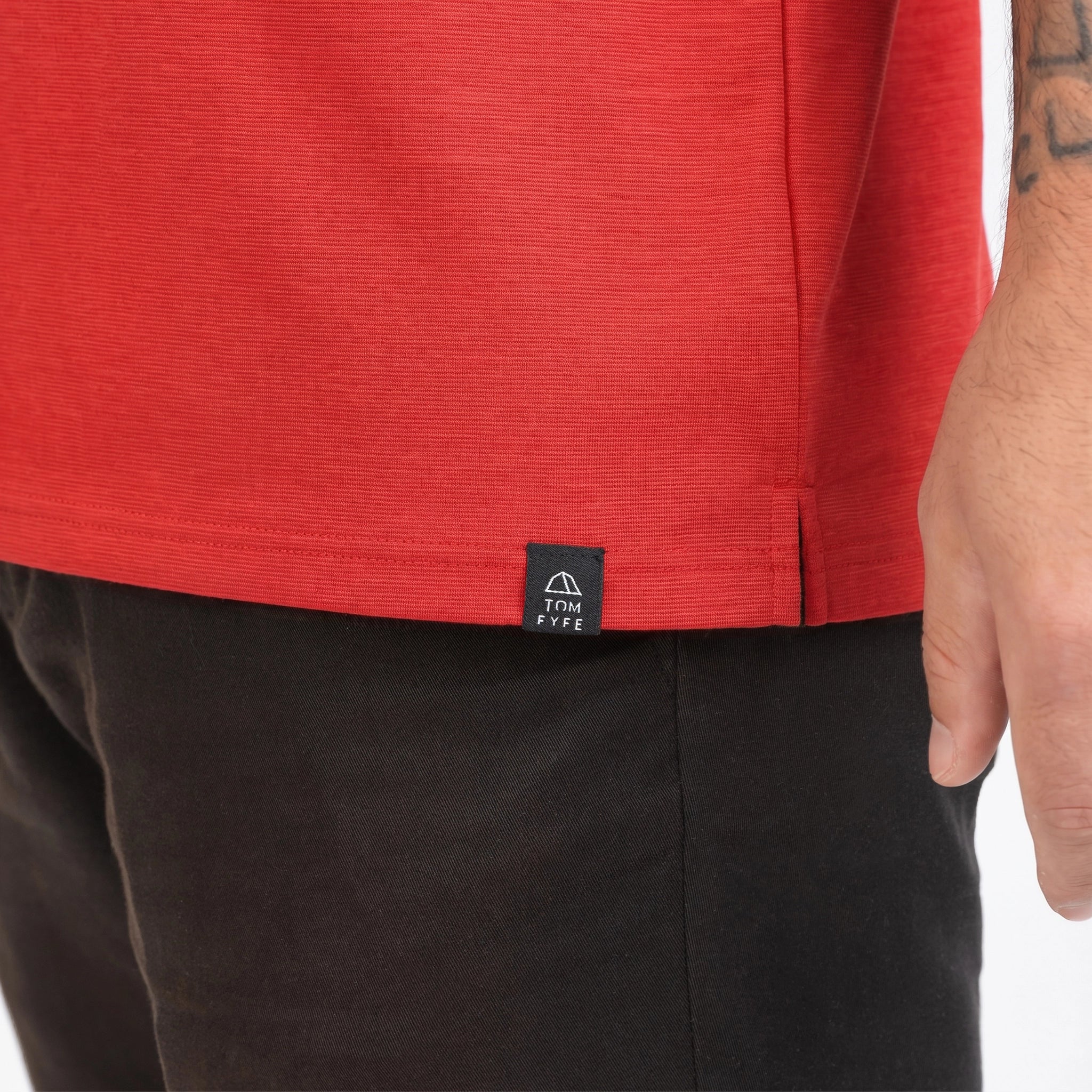 Merino Herren Poloshirt Labelansicht von TOM FYFE in Coral Red