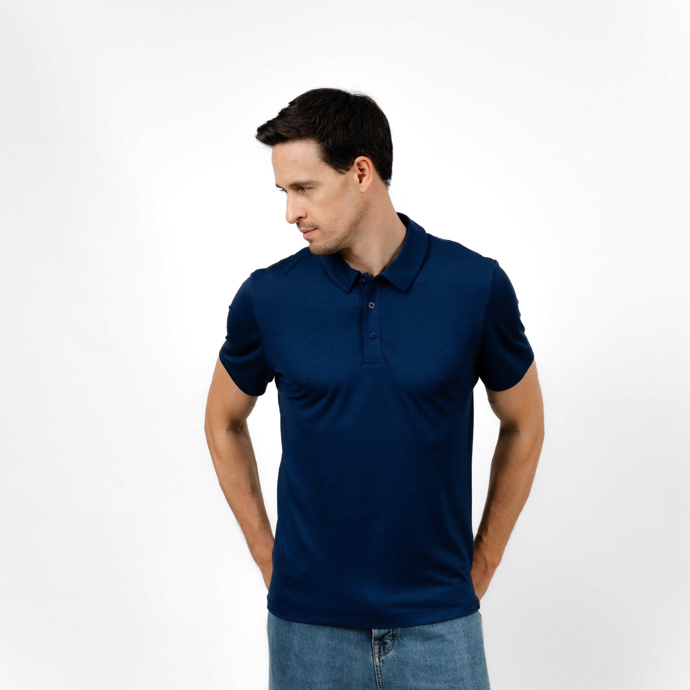 Model mit Merino Herren Poloshirt Frontansicht von Tom Fyfe in Marine