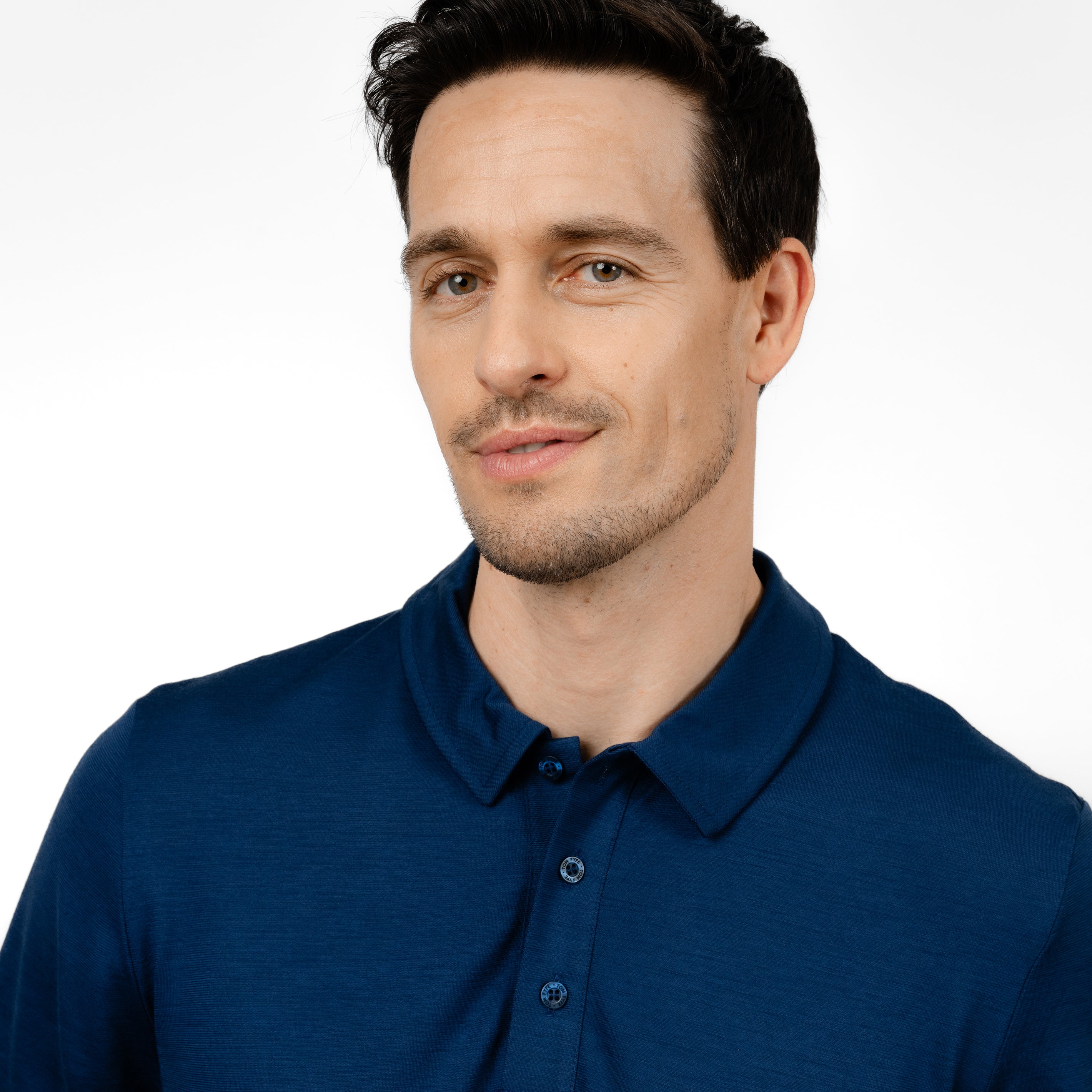 Model mit Merino Herren Poloshirt Frontansicht 2 von Tom Fyfe in Marine