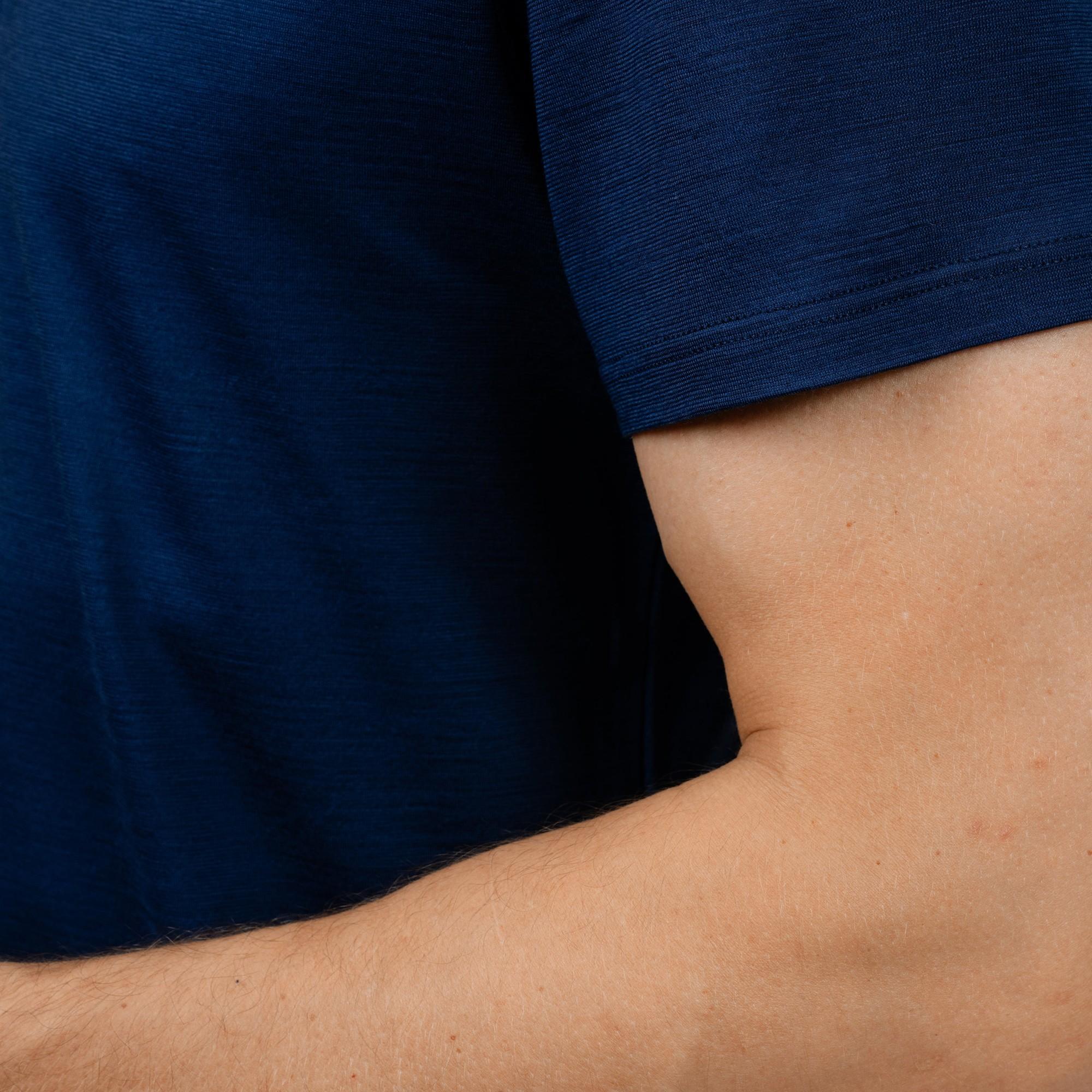 Model mit Merino Herren Poloshirt Nahaufnahme von TOM FYFE in Marine