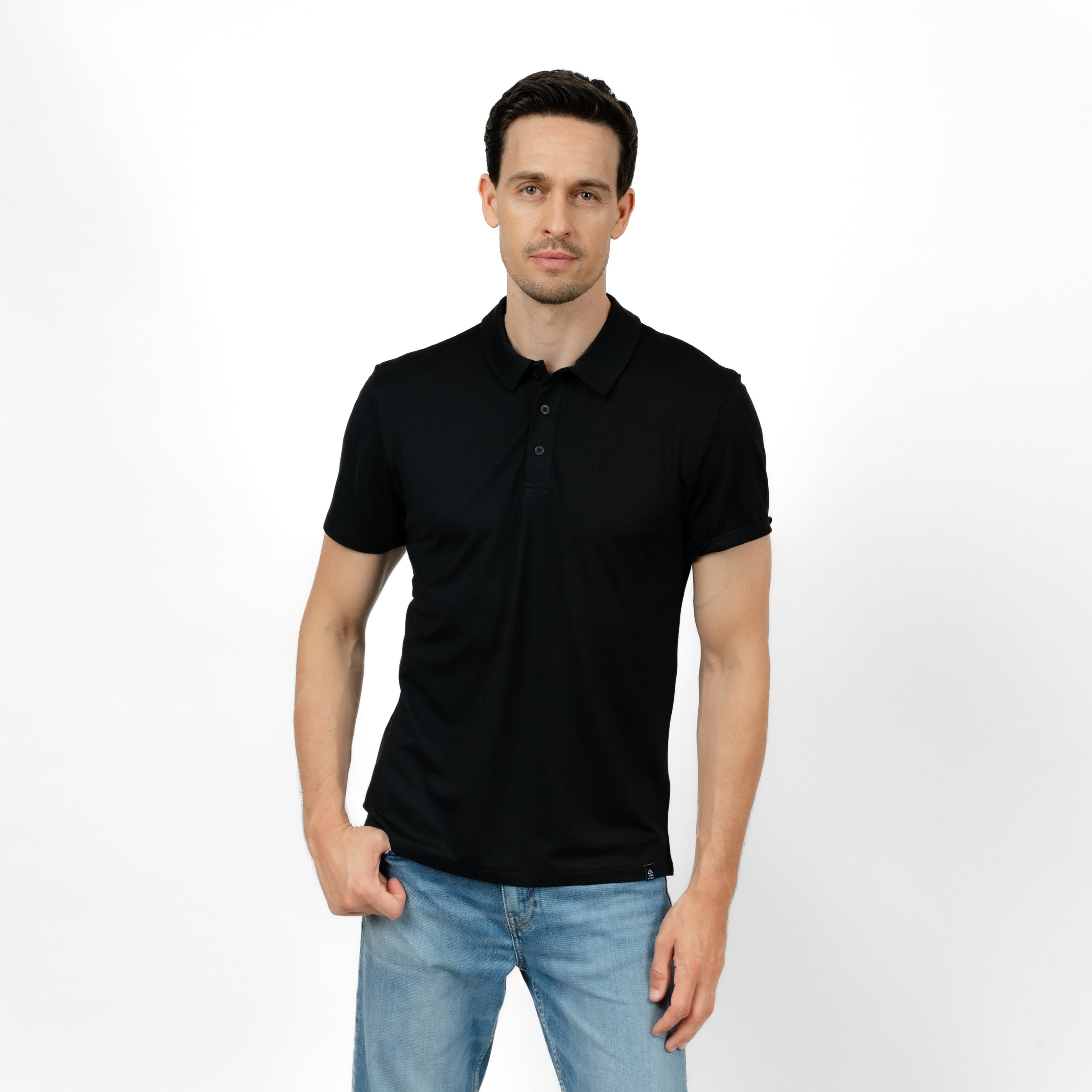 Model mit Merino Herren Poloshirt Frontansicht von Tom Fyfe in Schwarz