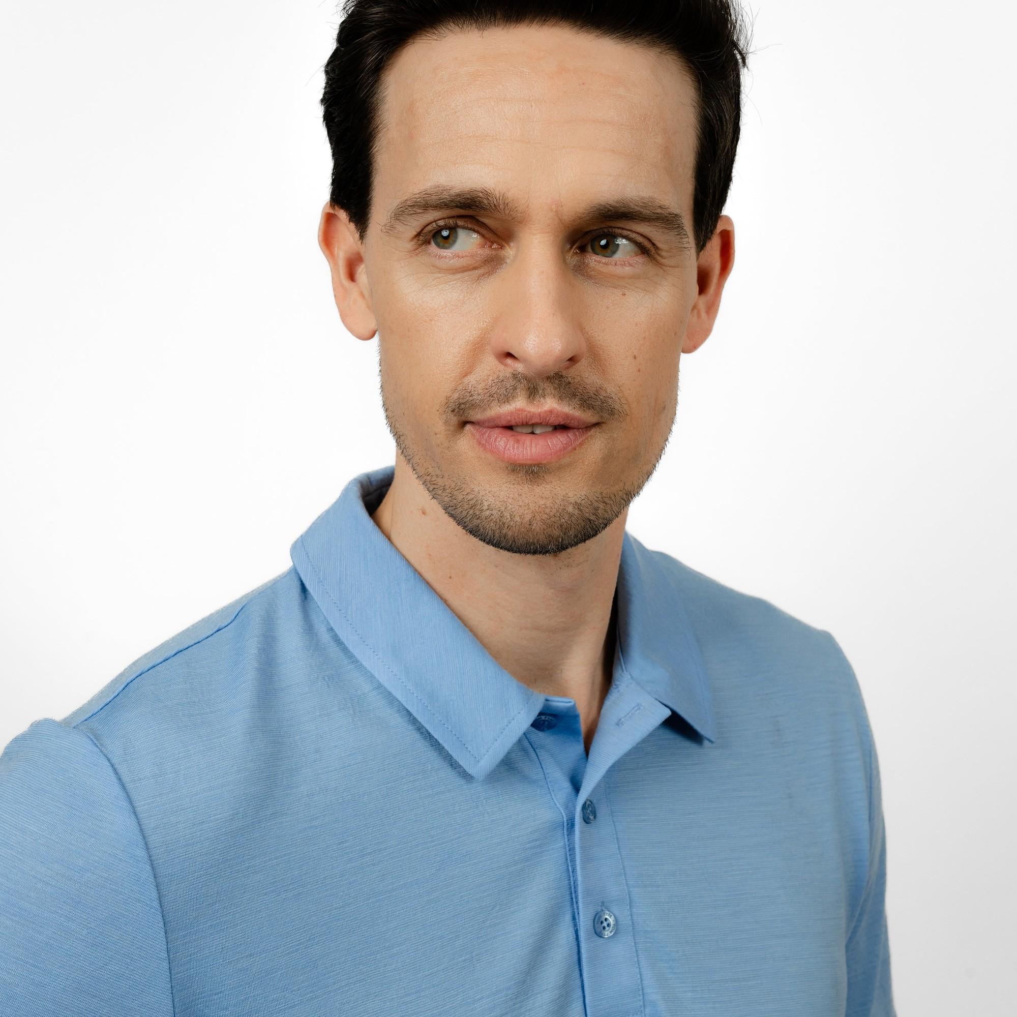 Model mit Merino Herren Poloshirt Frontansicht 2 von TOM FYFE in Steelblue