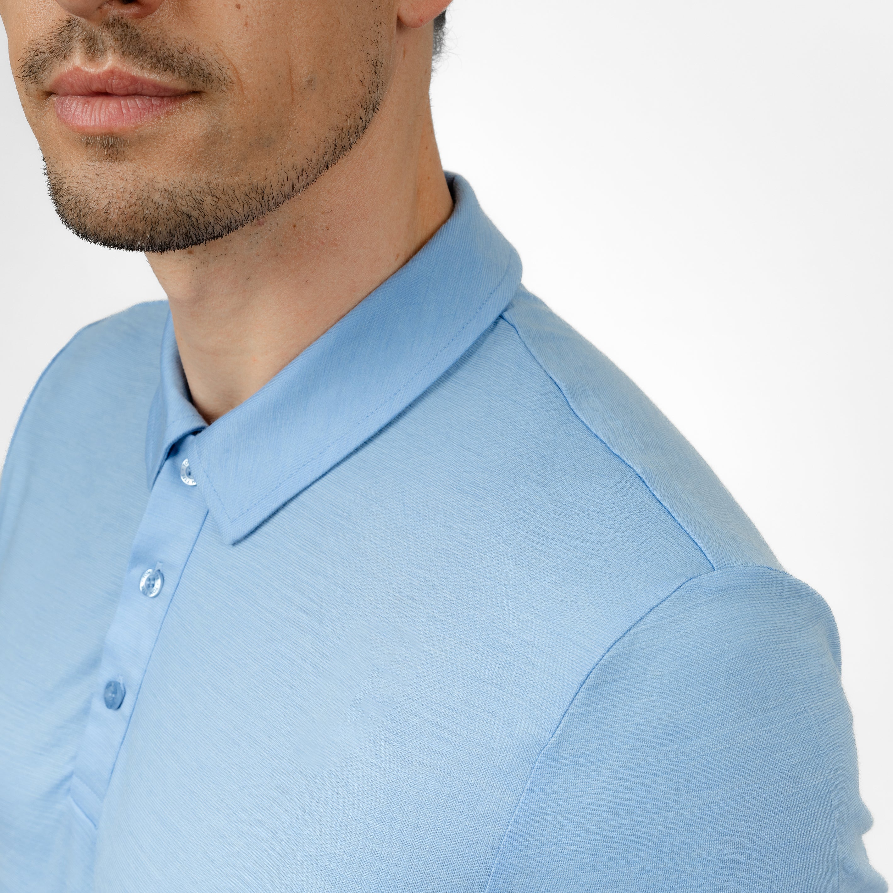 Model mit Merino Herren Poloshirt Kragenbereich von Tom Fyfe in Steelblue