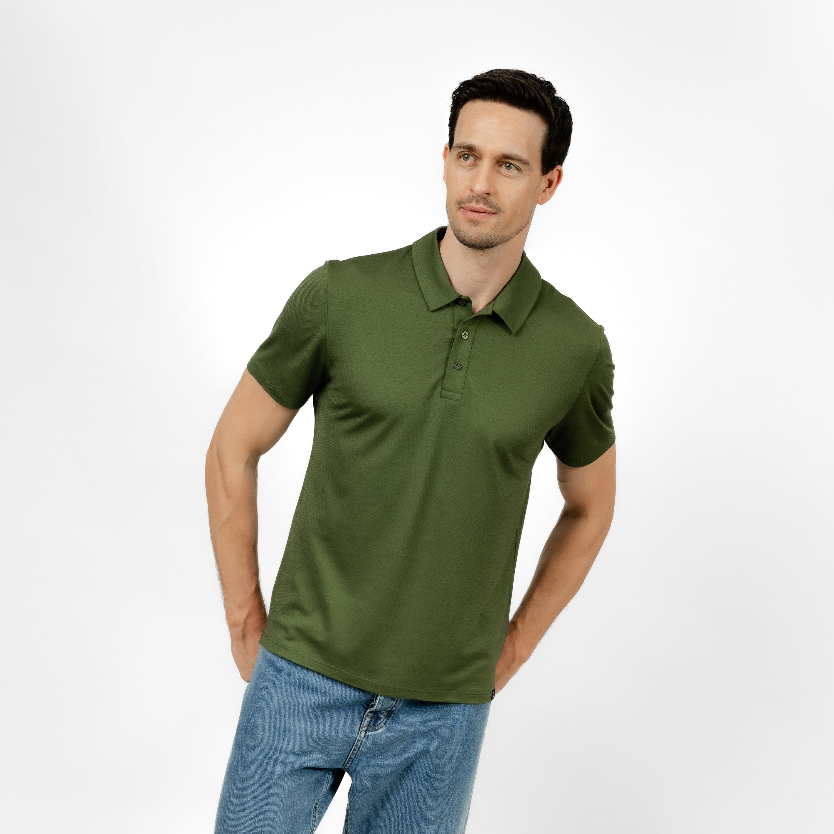 Model mit Merino Herren Poloshirt Frontansicht von Tom Fyfe in Waldgruen