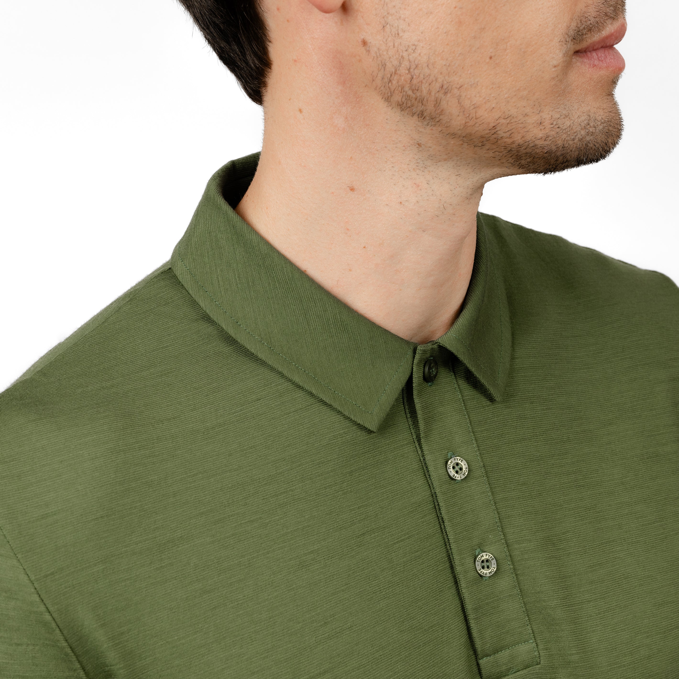Model mit Merino Herren Poloshirt Kragenbereich von Tom Fyfe in Waldgruen