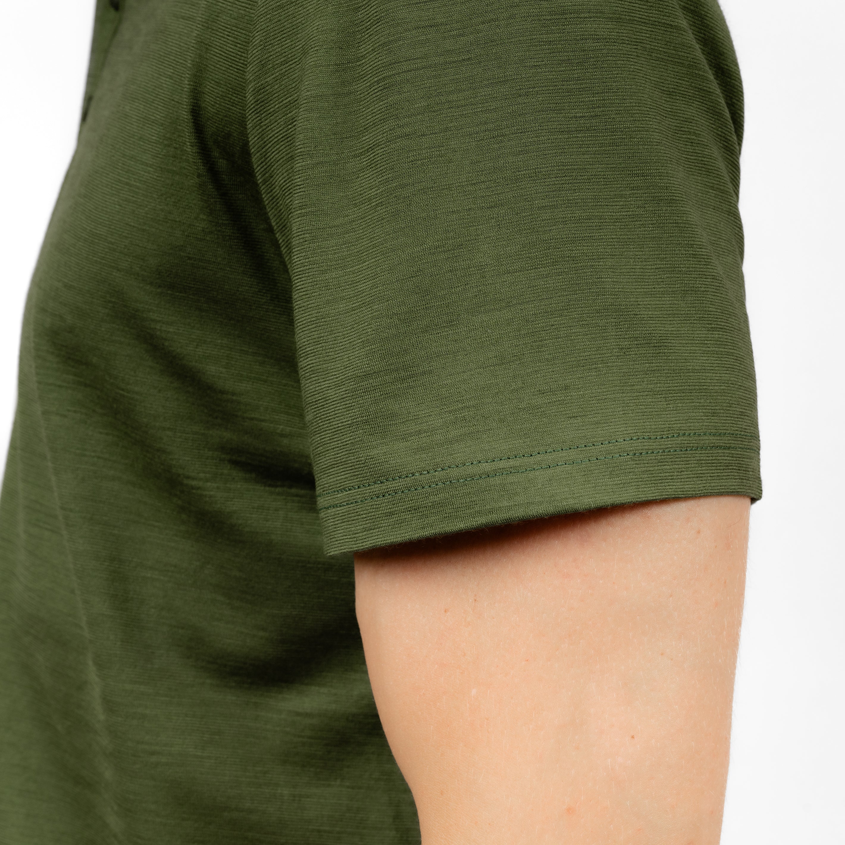 Model mit Merino Herren Poloshirt Nahaufnahme von Tom Fyfe in Waldgruen