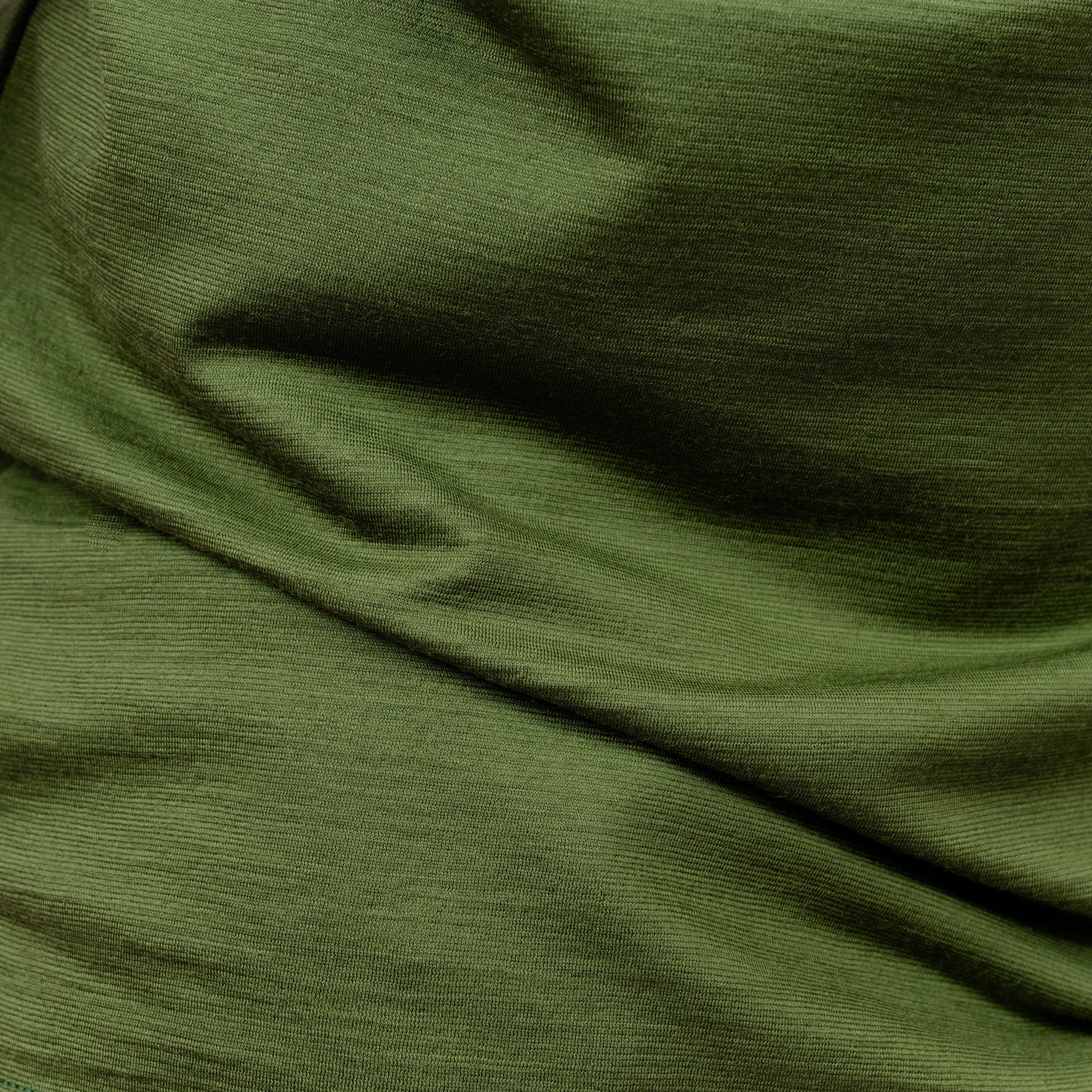 Merino Herren Poloshirt Stoffaufnahme von Tom Fyfe in Waldgruen