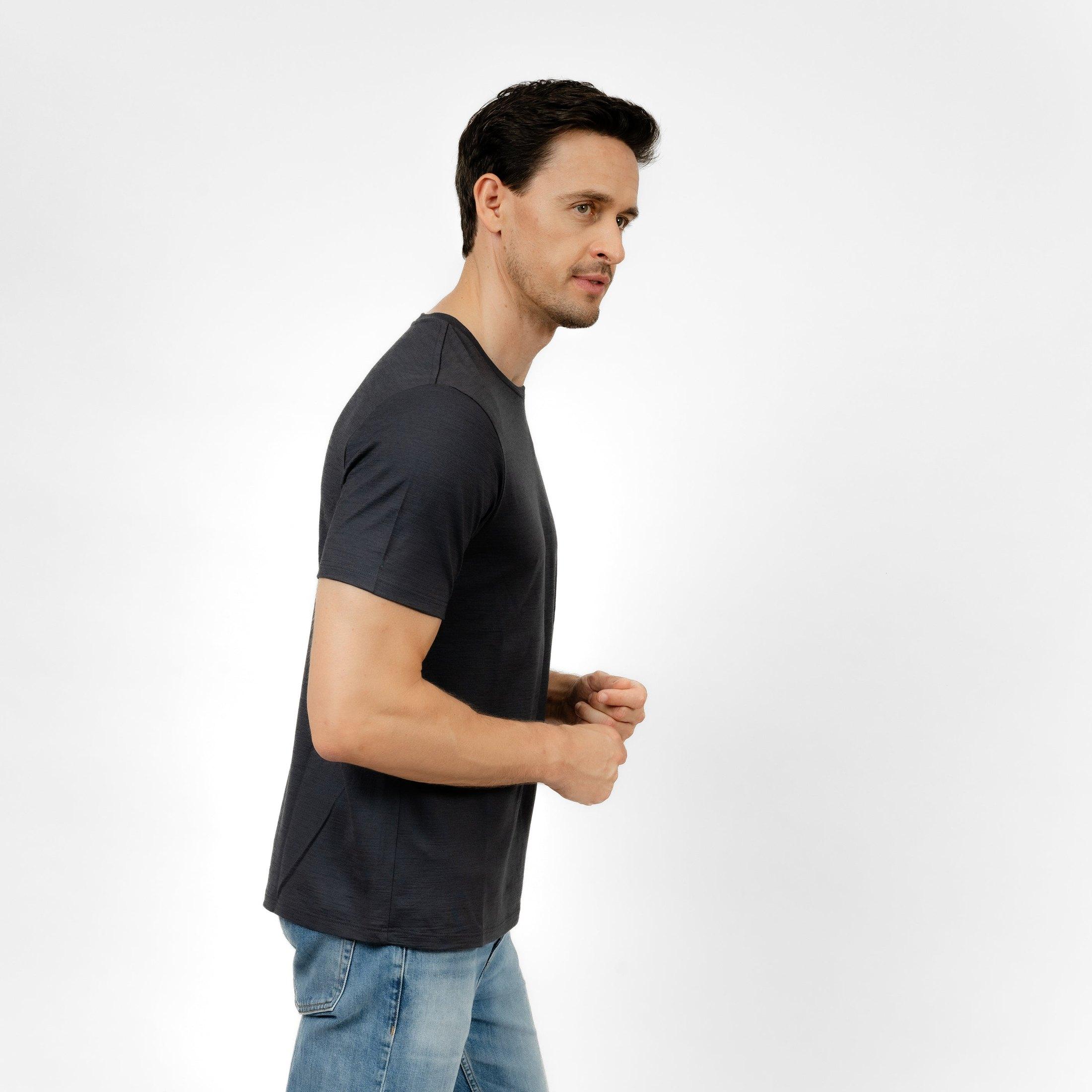 Männliches Model mit Merino T-Shirt Regular Fit Unisex Seitenansicht von TOM FYFE in Anthrazit