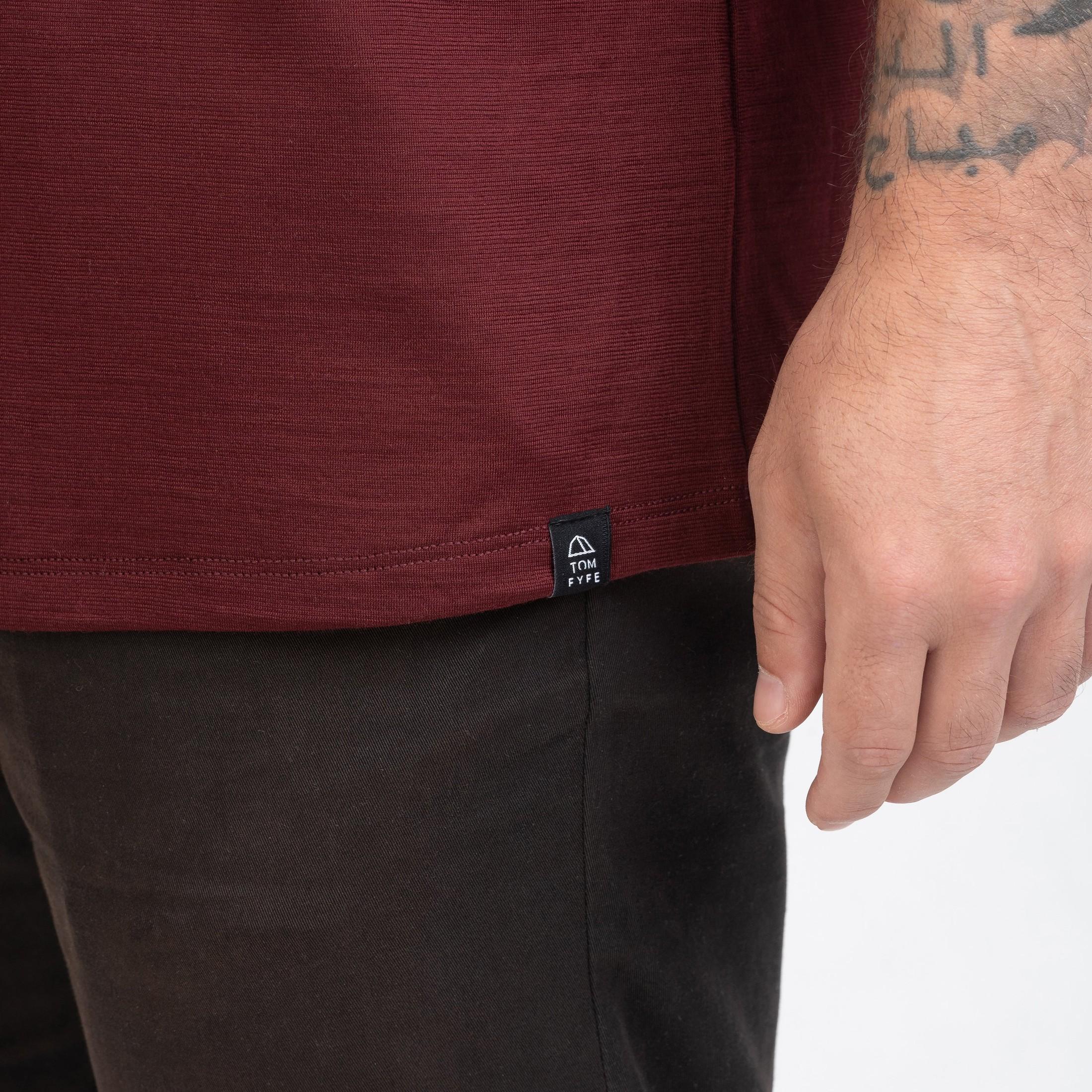 TOM FYFE Merino Unisex Regular T-Shirt in Burgundy, Labelansicht