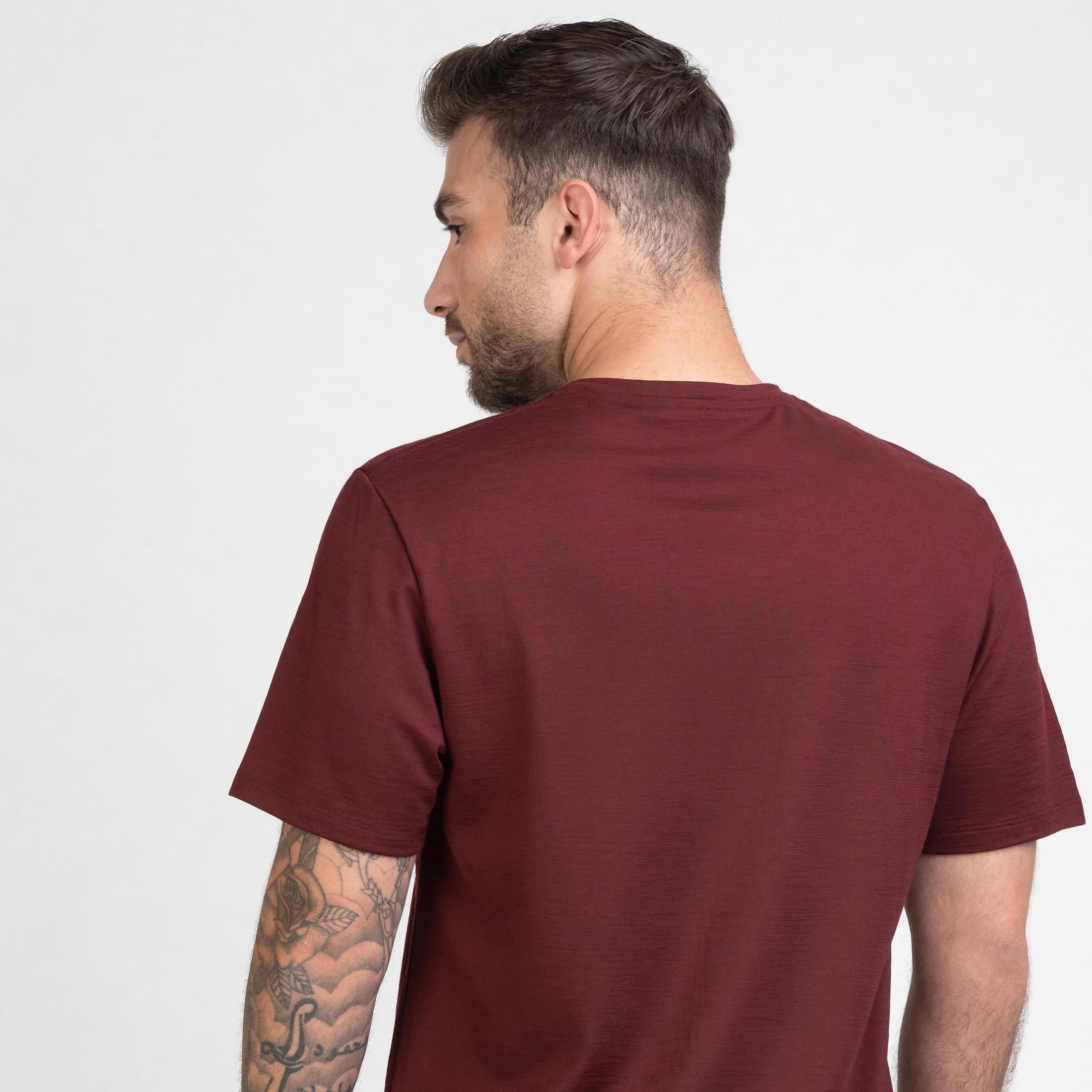 Tom Fyfe Merino Unisex Regular T-Shirt in Burgundy, Rückansicht