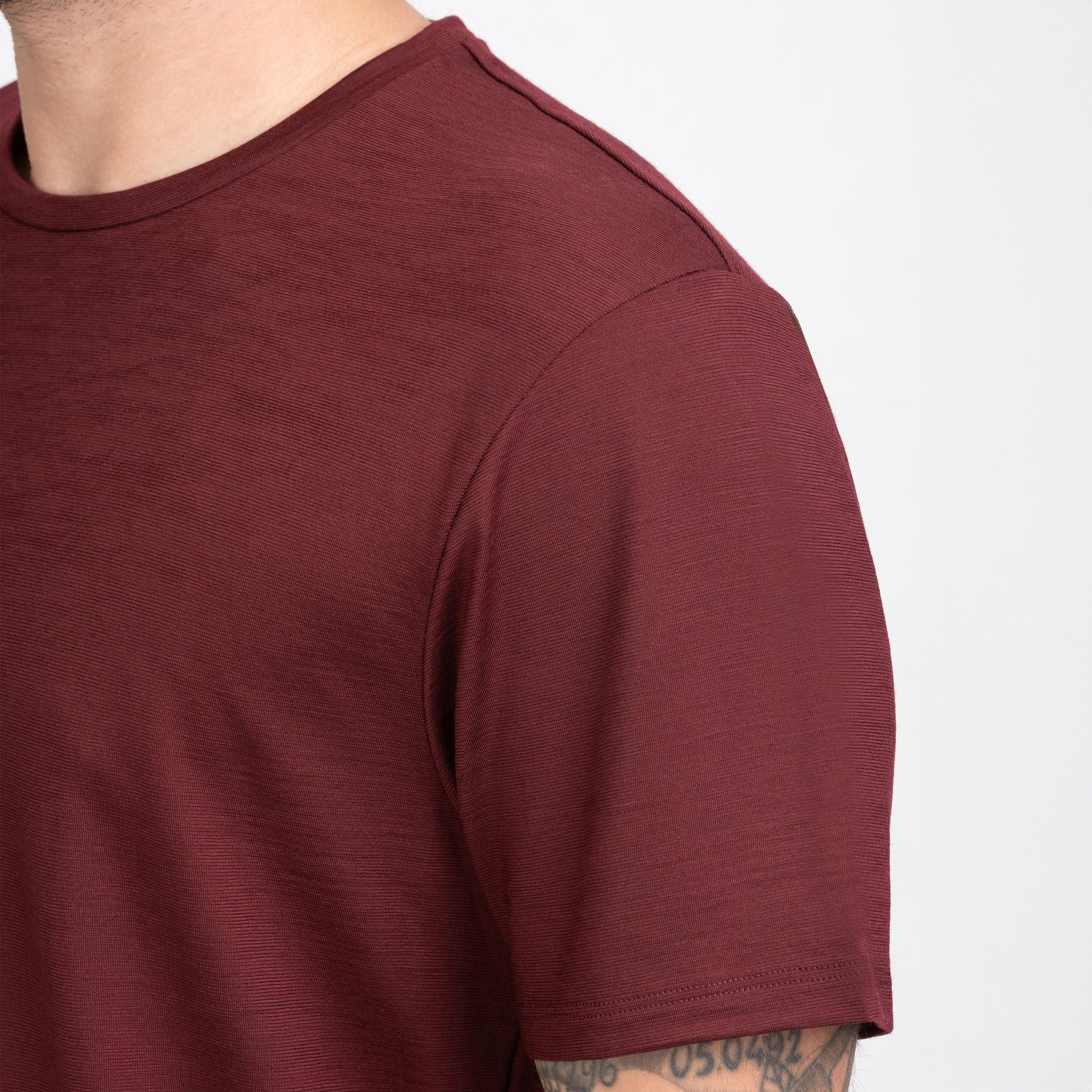 Tom Fyfe Merino Unisex Regular T-Shirt in Burgundy, Schulteransicht