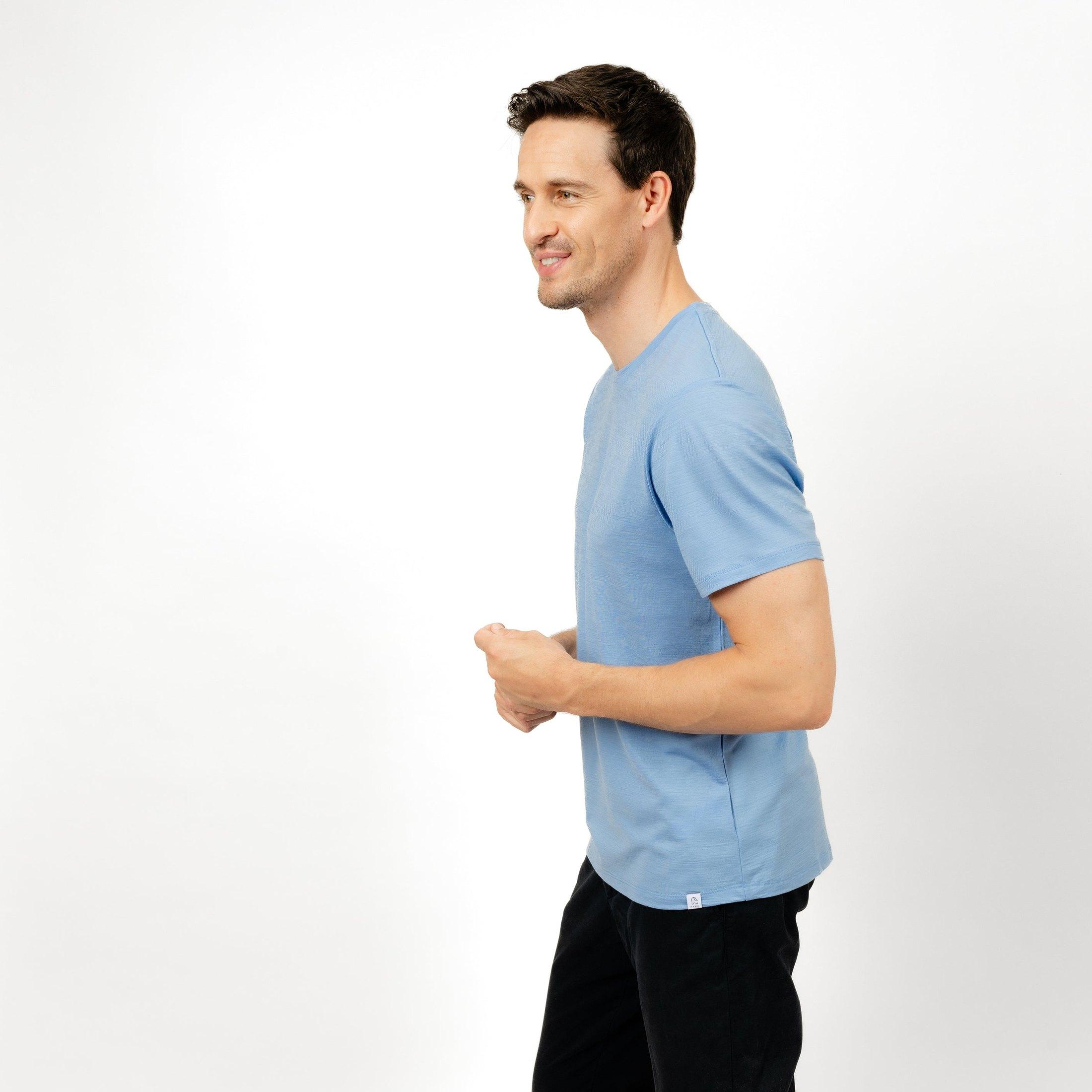 Männliches Model mit Merino T-Shirt Regular Fit Unisex Seitenansicht von TOM FYFE in Steelblue