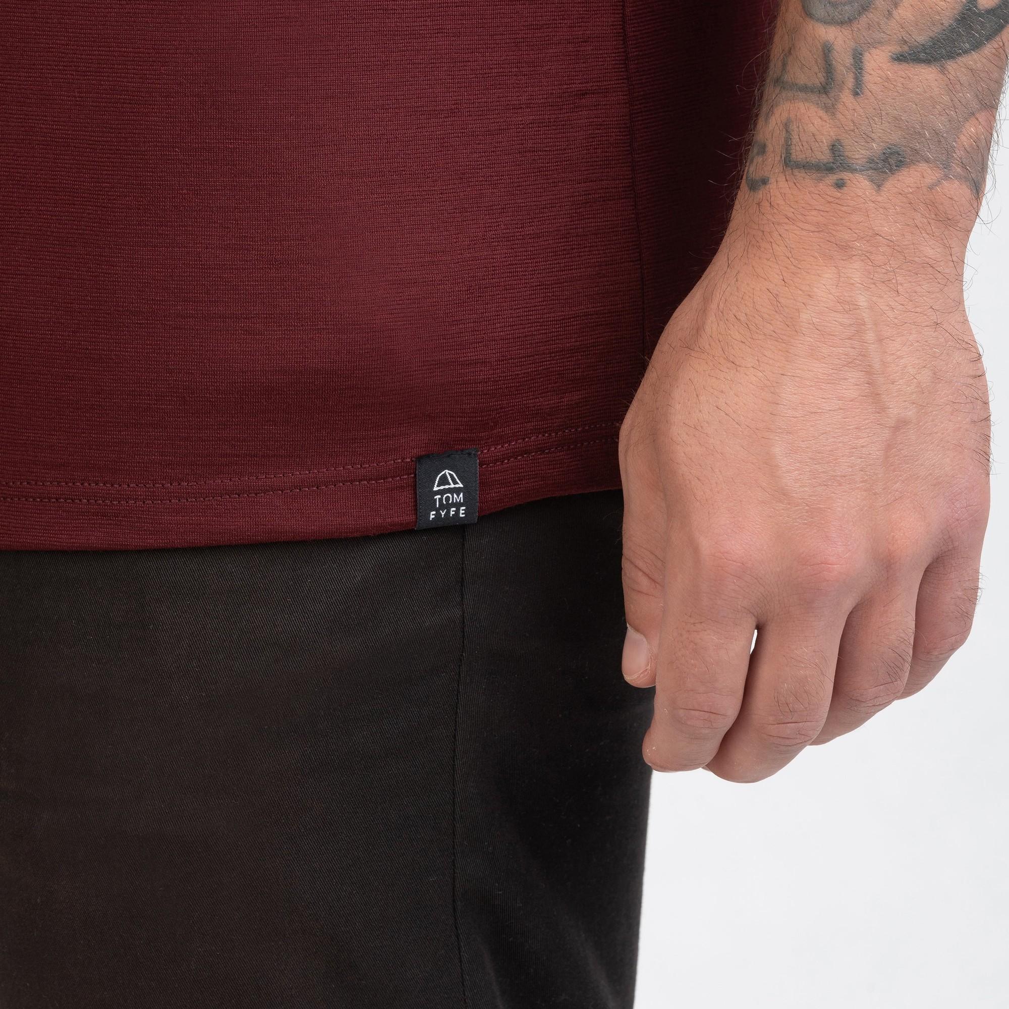 TOM FYFE Merino Herren Slimfit T-Shirt in Burgundy, Labelansicht