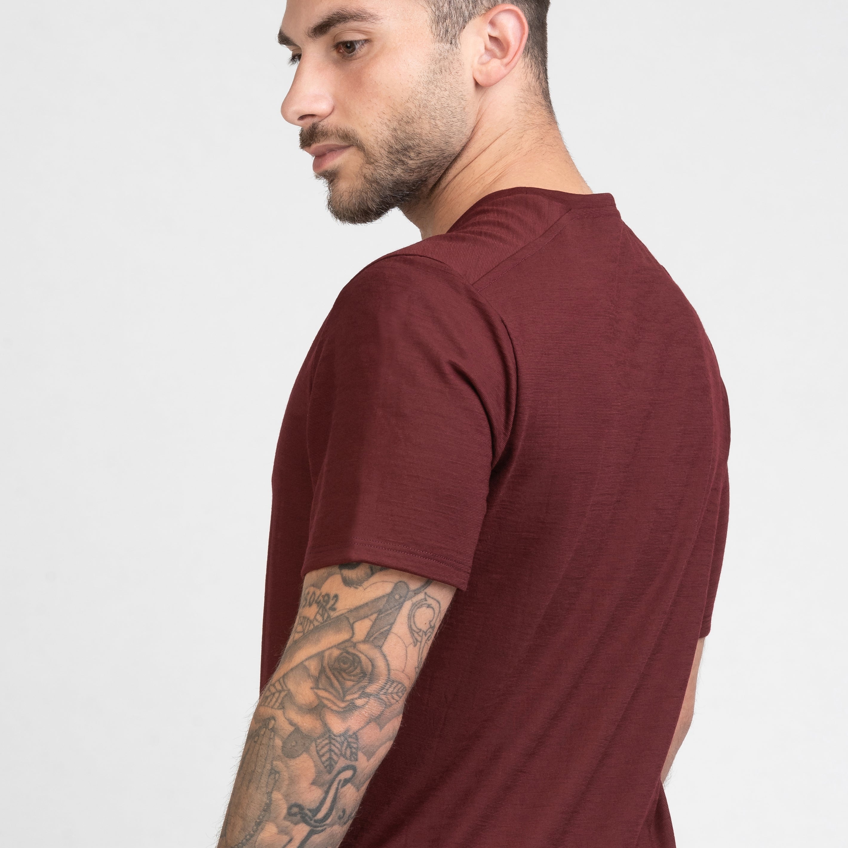 Tom Fyfe Merino Herren Slimfit T-Shirt in Burgundy, Seitenansicht