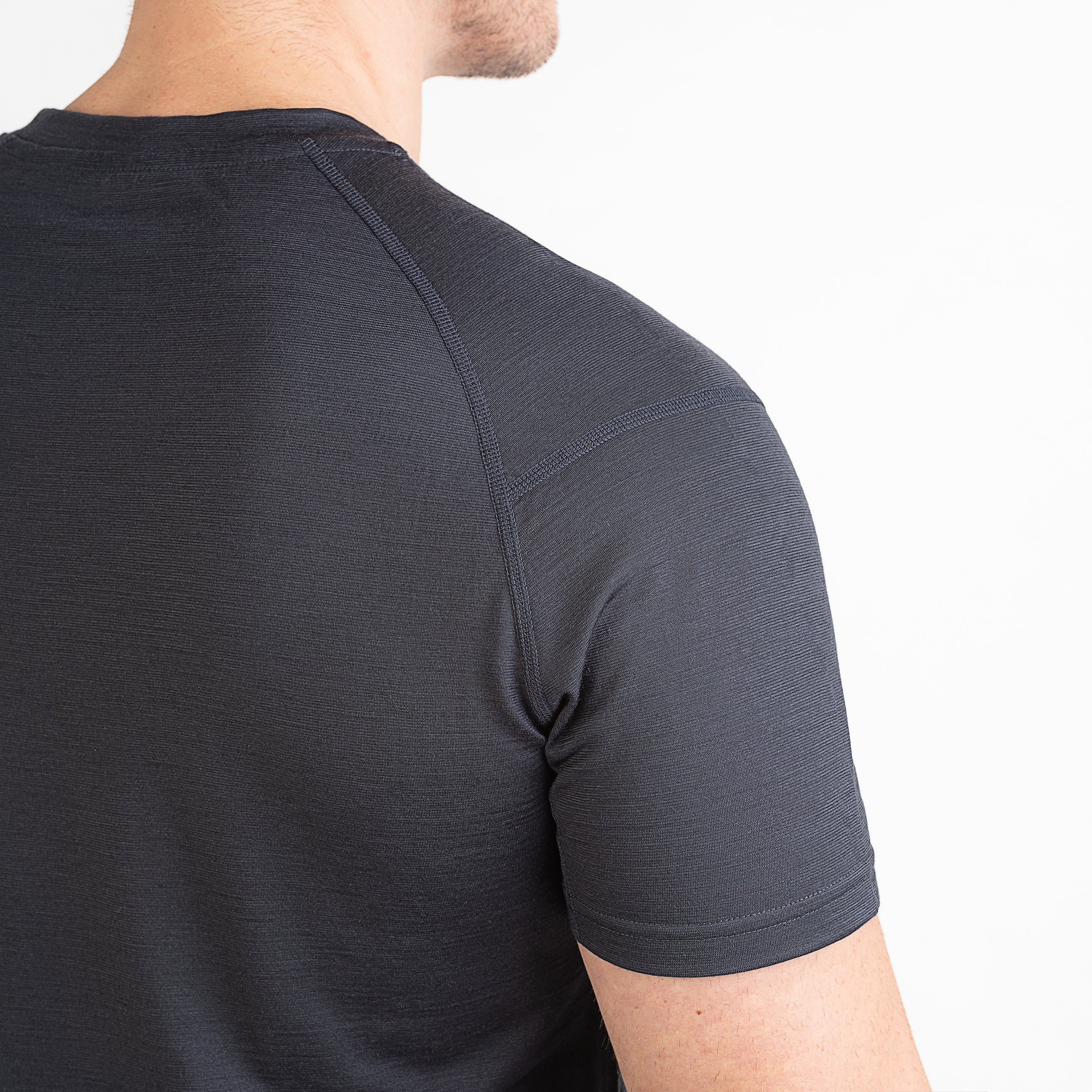 Merino Herren Unterhemd T-Shirt Nahaufnahme Hinteransicht von TOM FYFE in Anthrazit