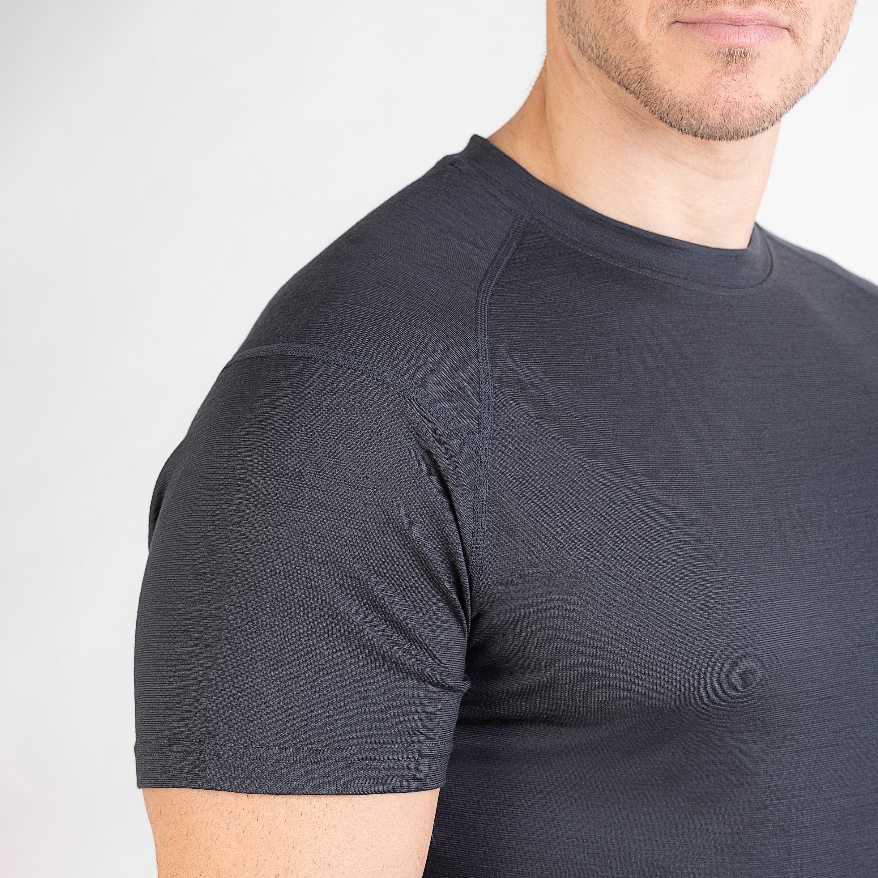 Merino Herren Unterhemd T-Shirt Nahaufnahme Frontansicht von TOM FYFE in Anthrazit