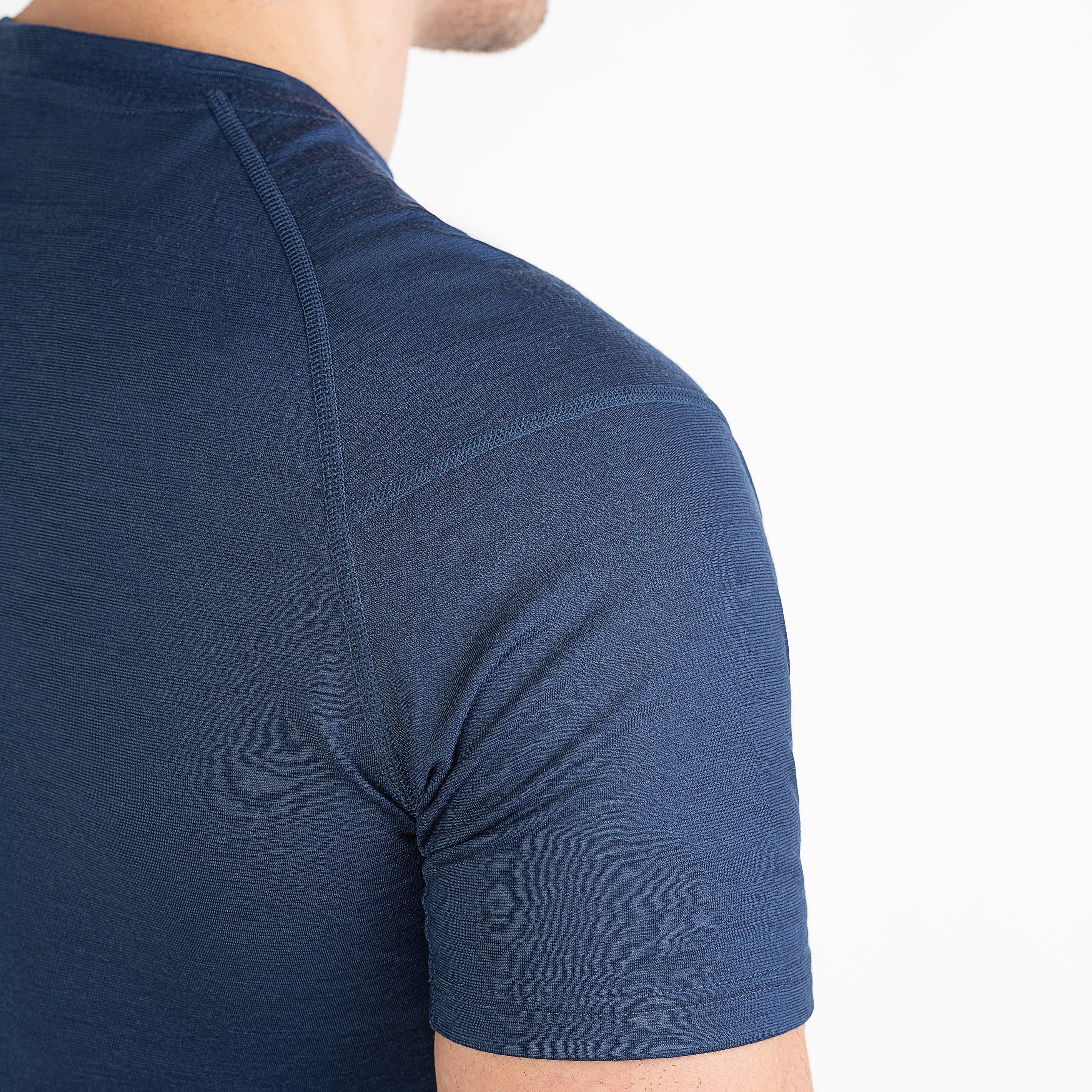 Merino Herren Unterhemd T-Shirt Nahaufnahme Hinteransicht von TOM FYFE in Marine