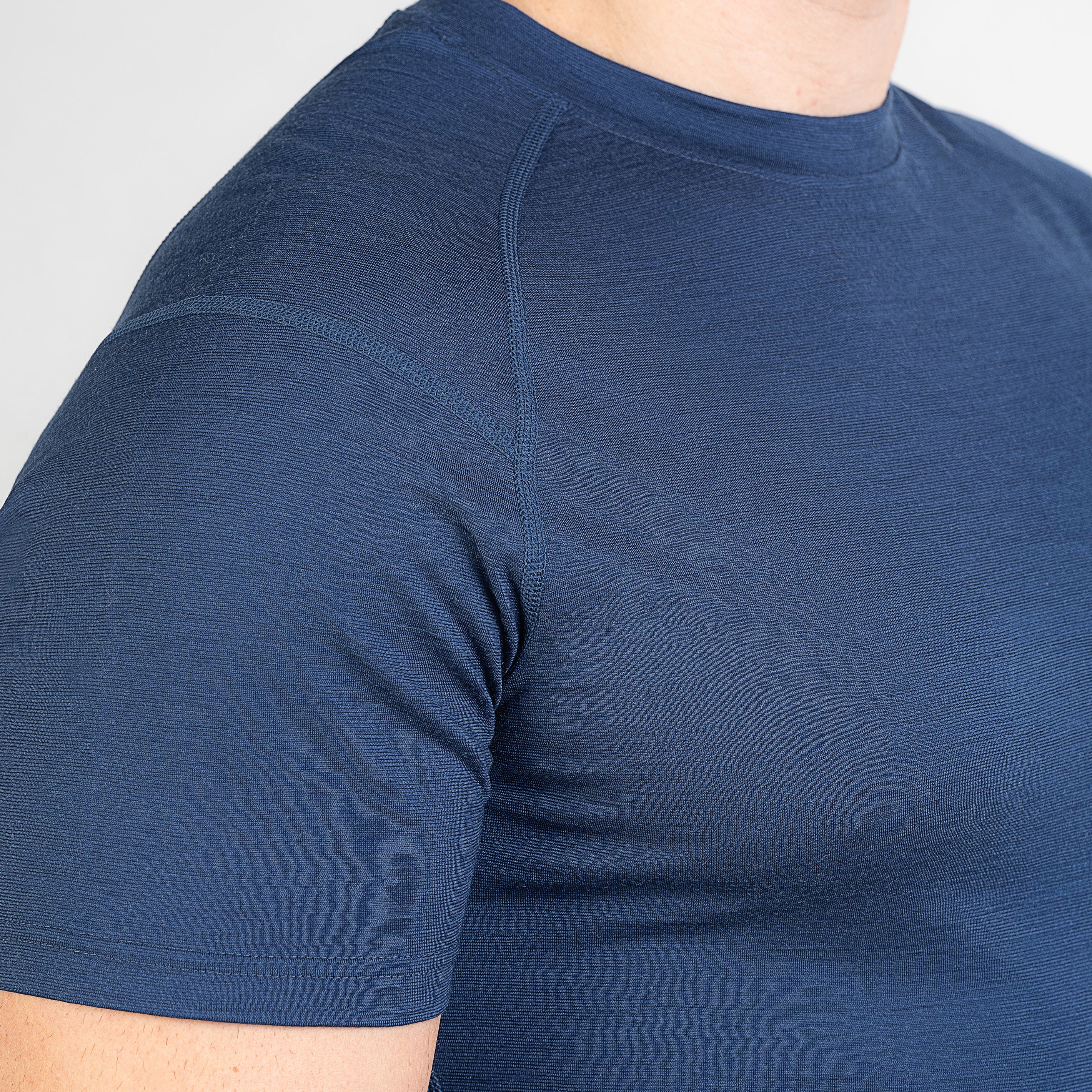 Merino Herren Unterhemd T-Shirt Nahaufnahme Frontansicht von TOM FYFE in Marine