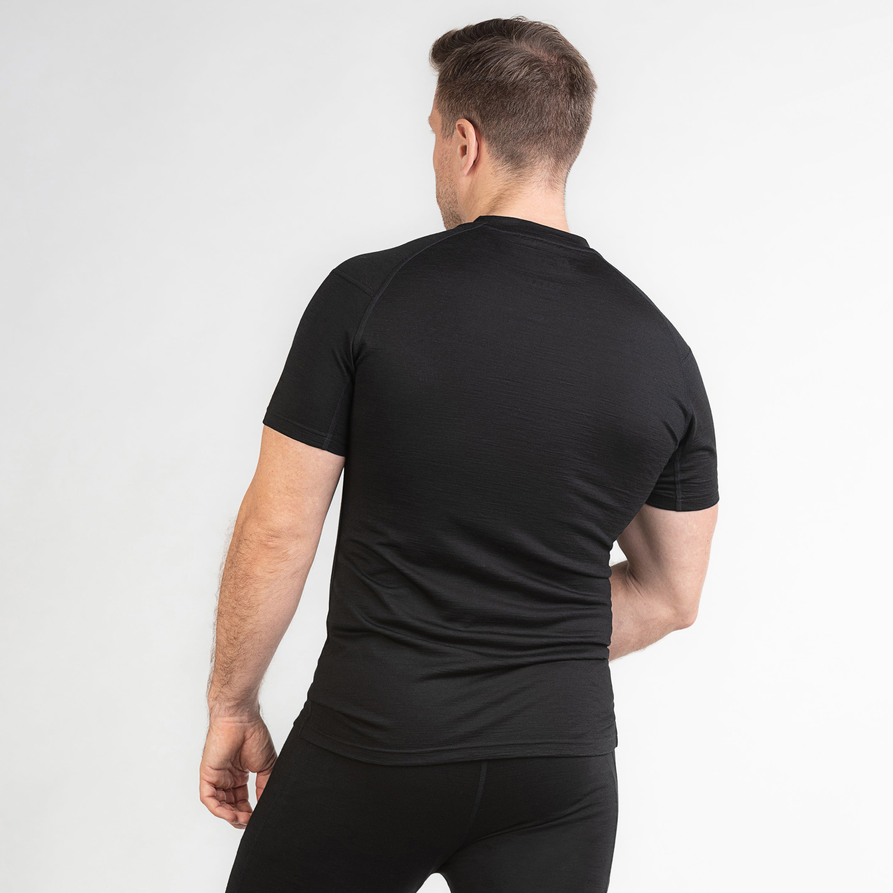 Merino Herren Unterhemd T-Shirt Hinteransicht von TOM FYFE in Schwarz
