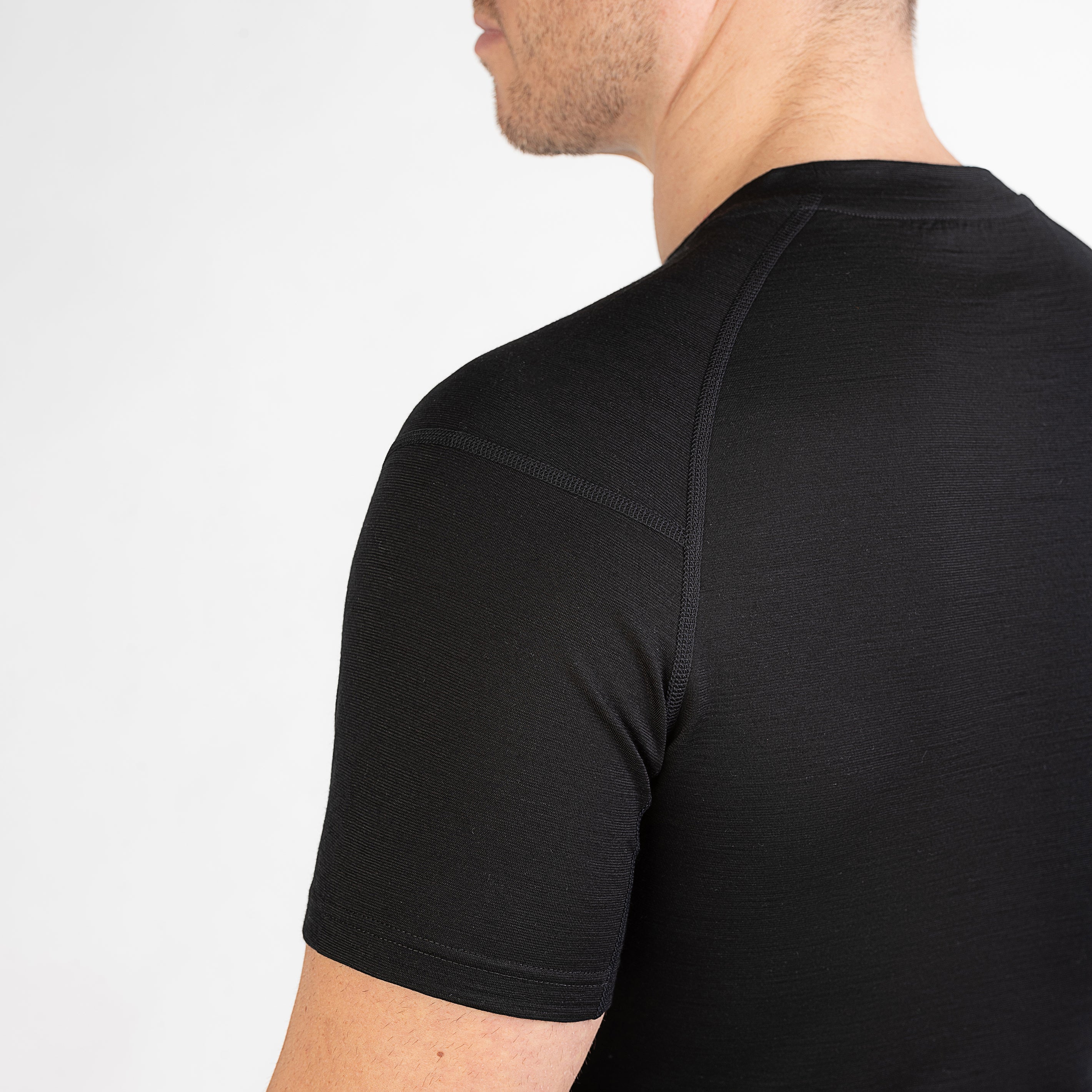 Merino Herren Unterhemd T-Shirt Nahaufnahme Hinteransicht von TOM FYFE in Schwarz