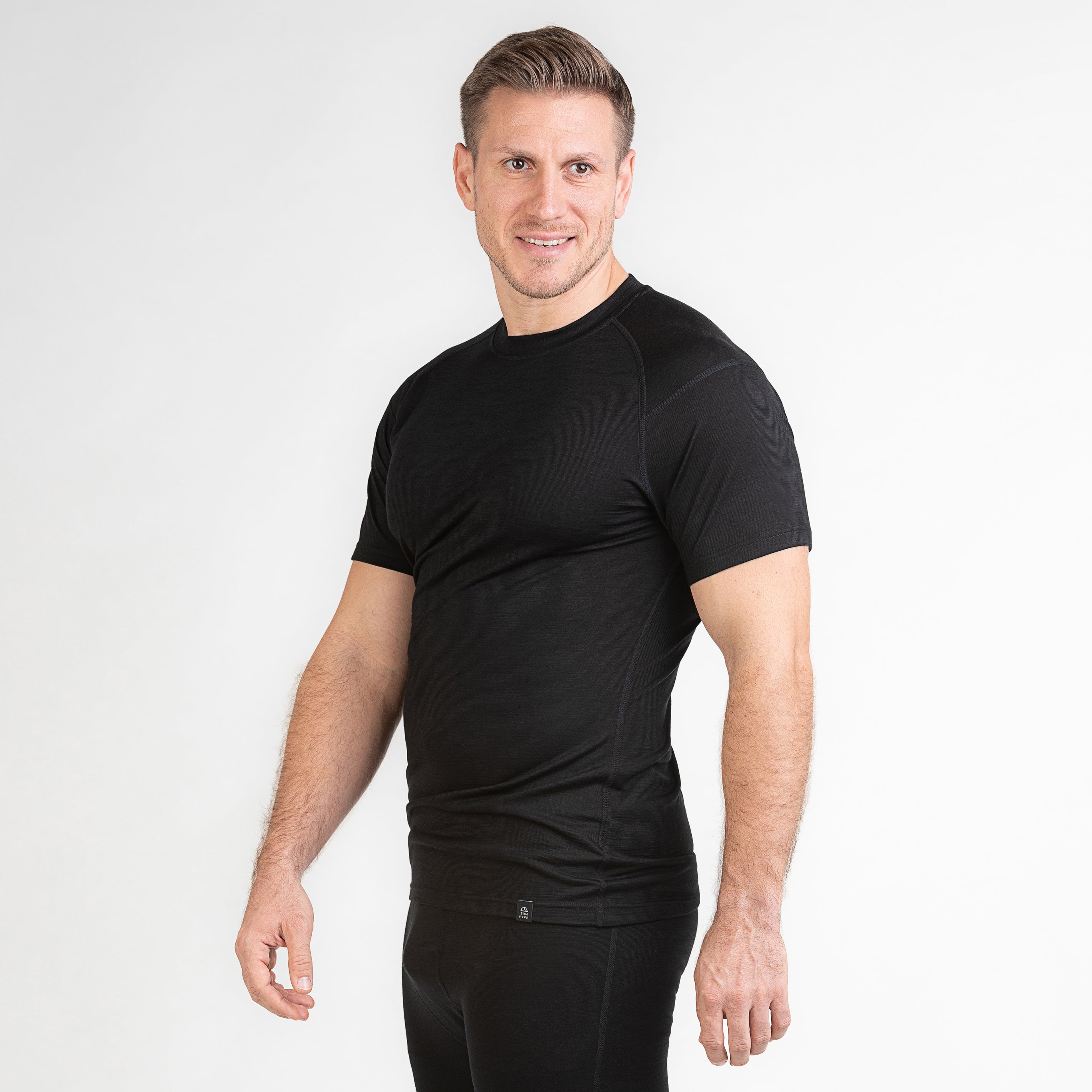 Merino Herren Unterhemd T-Shirt Frontansicht von TOM FYFE in Schwarz