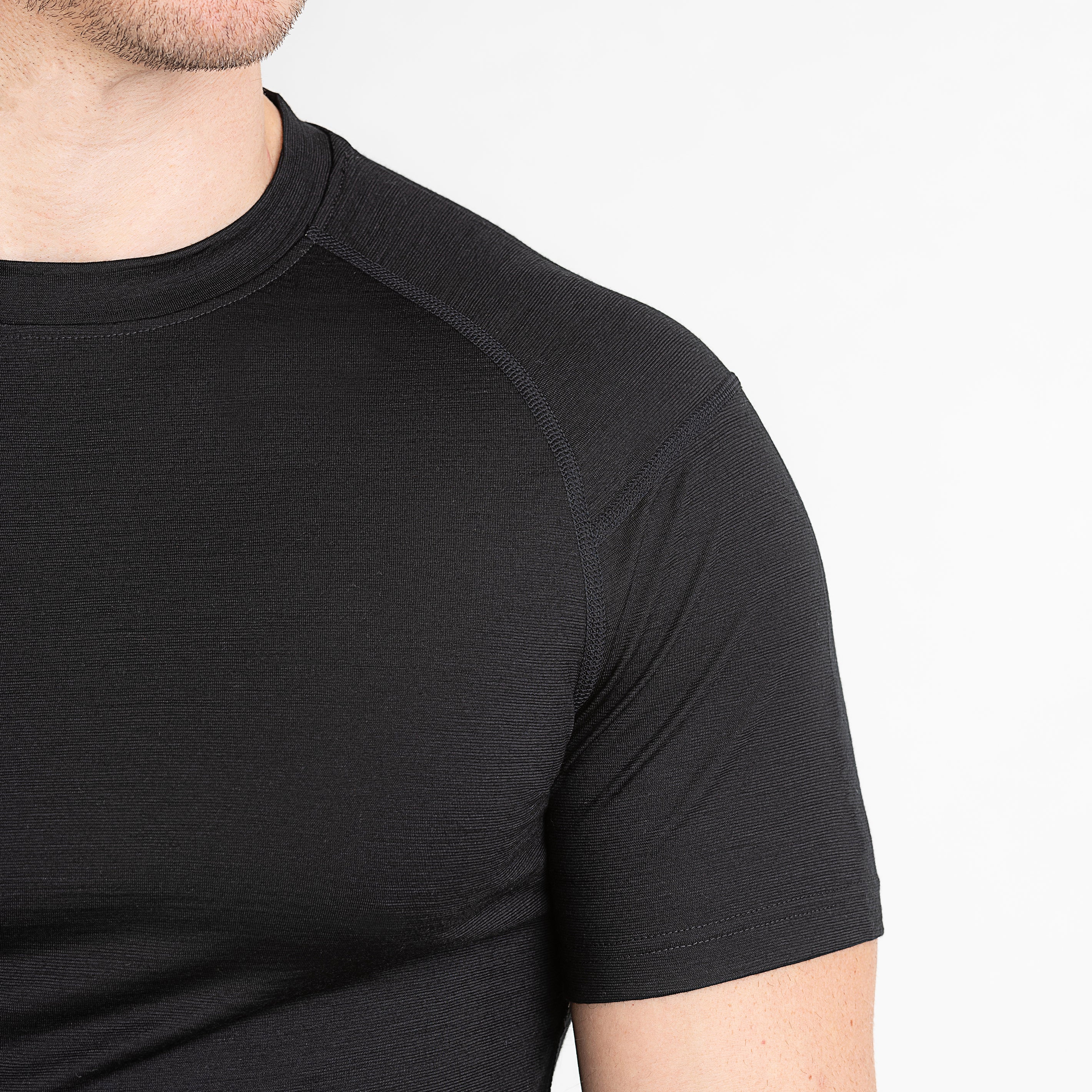 Merino Herren Unterhemd T-Shirt Nahaufnahme Frontansicht von TOM FYFE in Schwarz