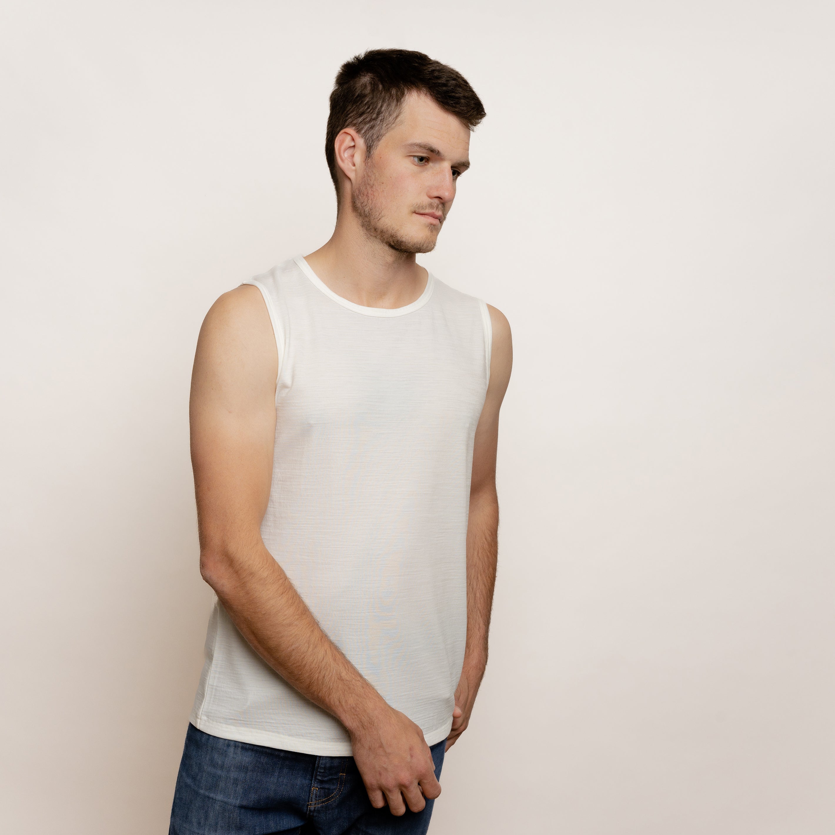 Model mit Merino Herren Tank-Top von Tom Fyfe in Wollweiß Frontansicht