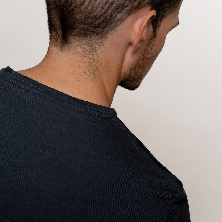 Merino Herren Shirt mit V-Ausschnitt Nackenausschnitt von Tom Fyfe in Anthrazit #farbe_anthrazit