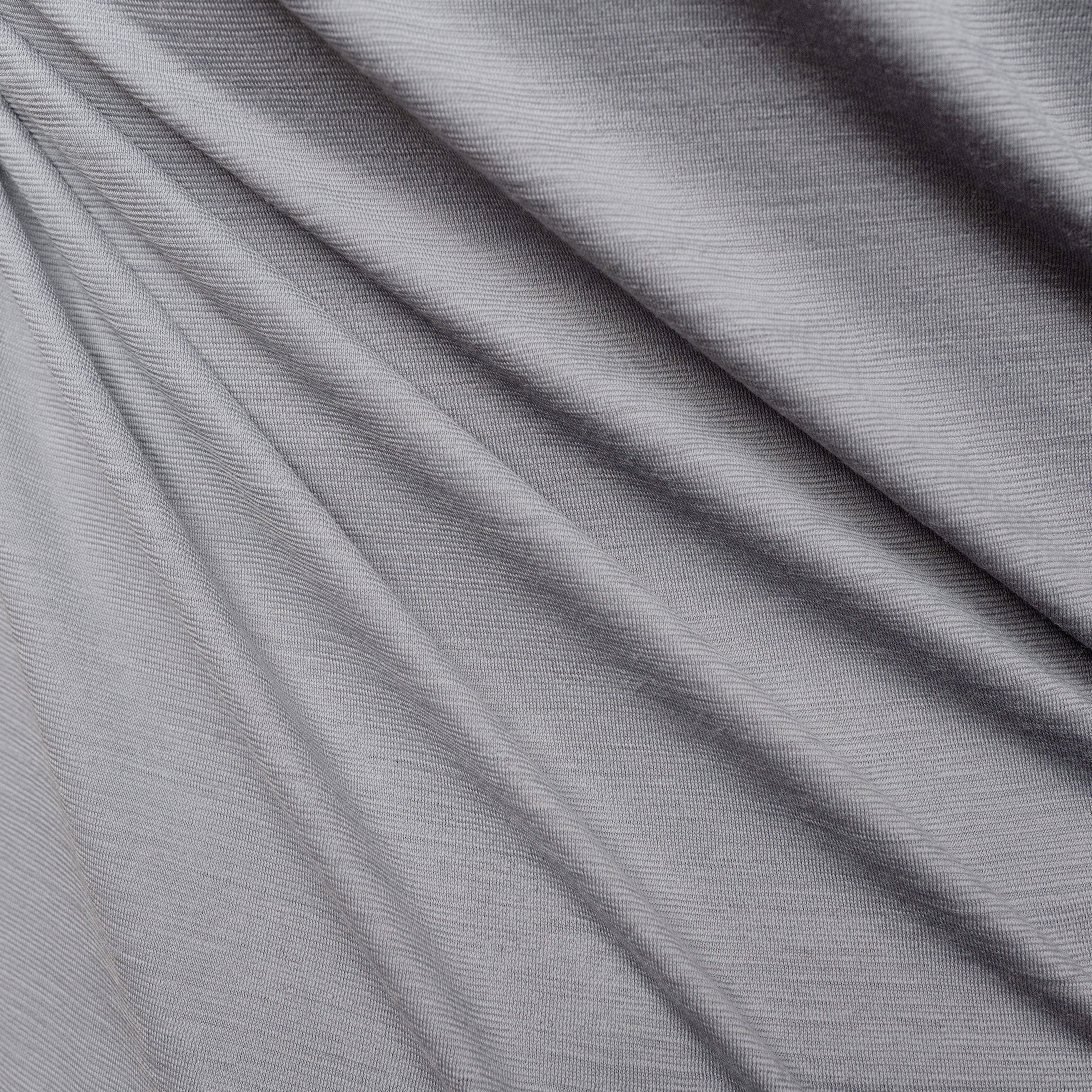 Merino Herren Shirt von Tom Fyfe Detailaufnahme der Stofffarbe Hellgrau