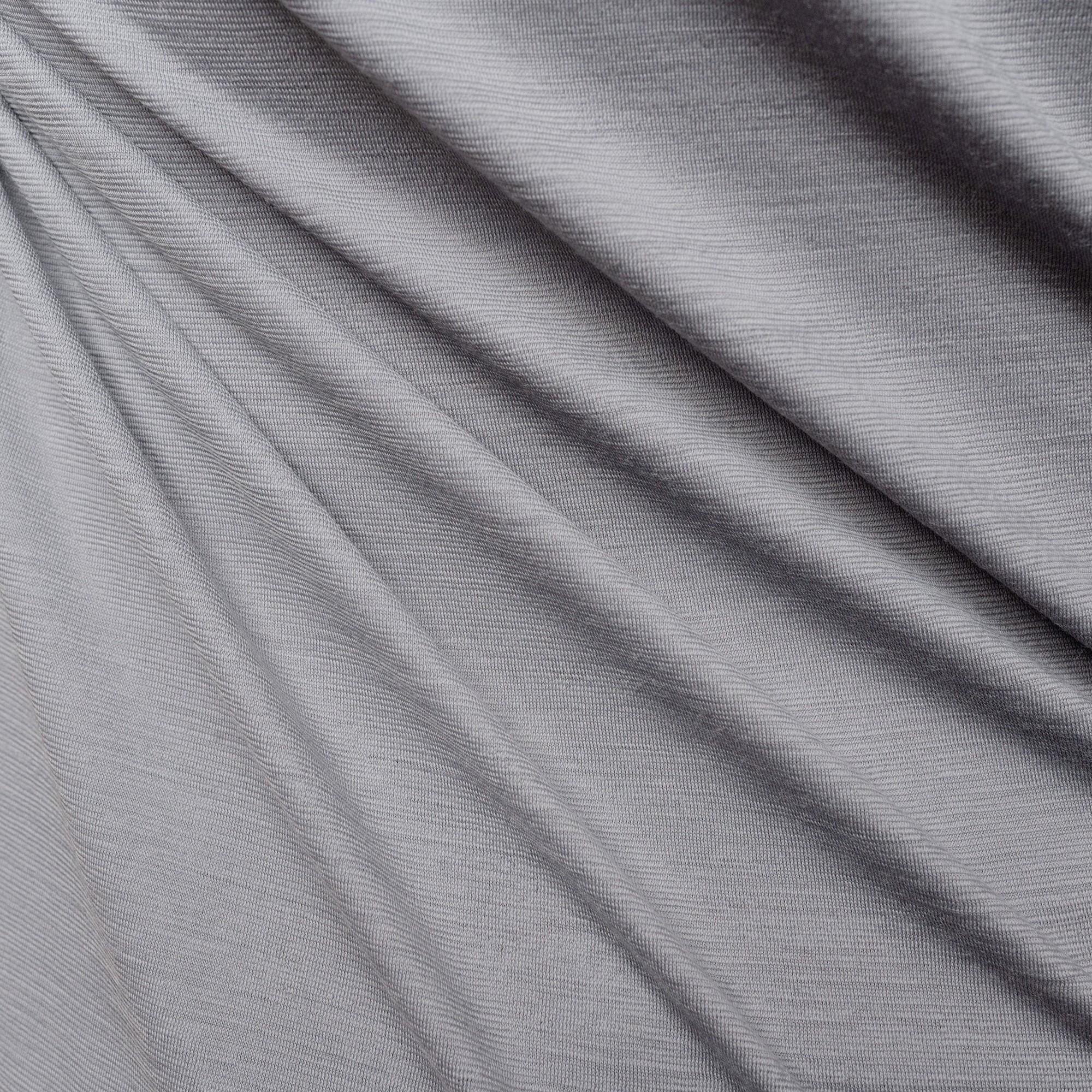 Merino Herren Shirt von Tom Fyfe Detailaufnahme der Stofffarbe Hellgrau