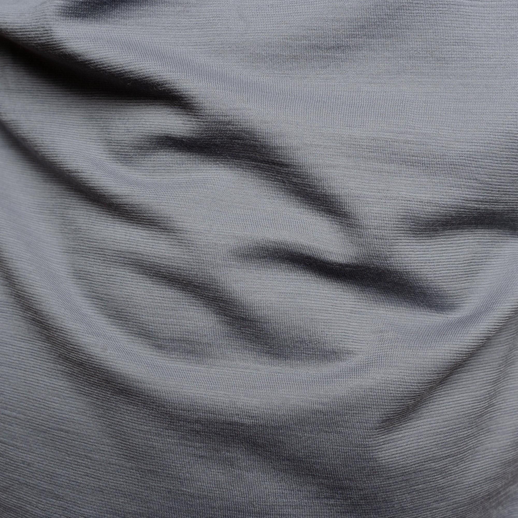 Merino Herren Shirt mit V-Ausschnitt Detailaufnahme der Stofffarbe von Tom Fyfe in Hellgrau