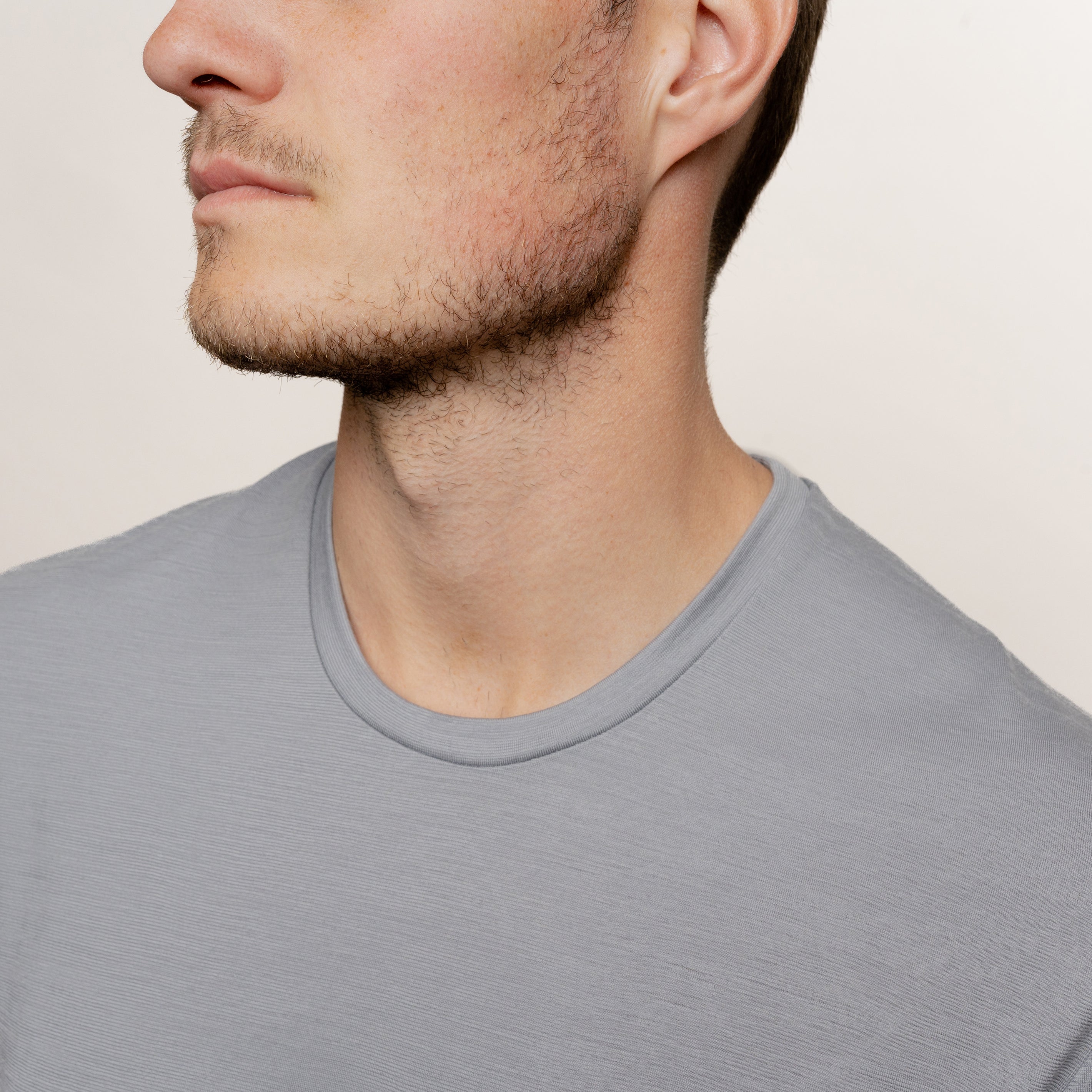 Model mit Merino Herren Shirt von Tom Fyfe in Hellgrau Nahaufnahme Brust Hals Bereich