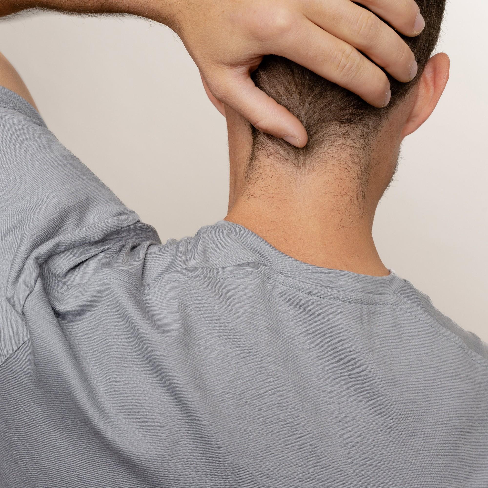 Model mit Merino Herren Shirt von TOM FYFE in Hellgrau Nahaufnahme Schulter Nacken Bereich