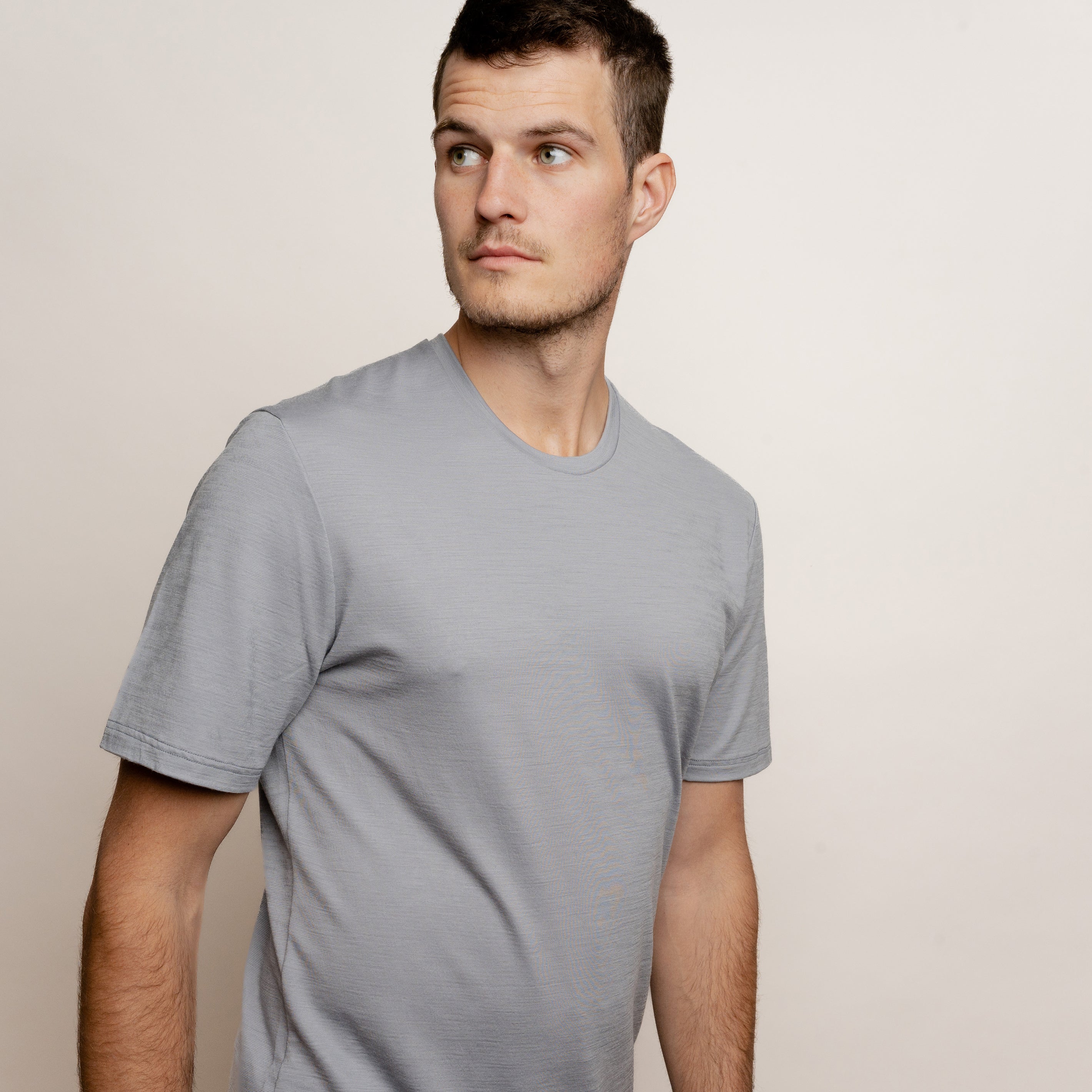 Model mit Merino Herren Shirt von Tom Fyfe in Hellgrau Seitenansicht