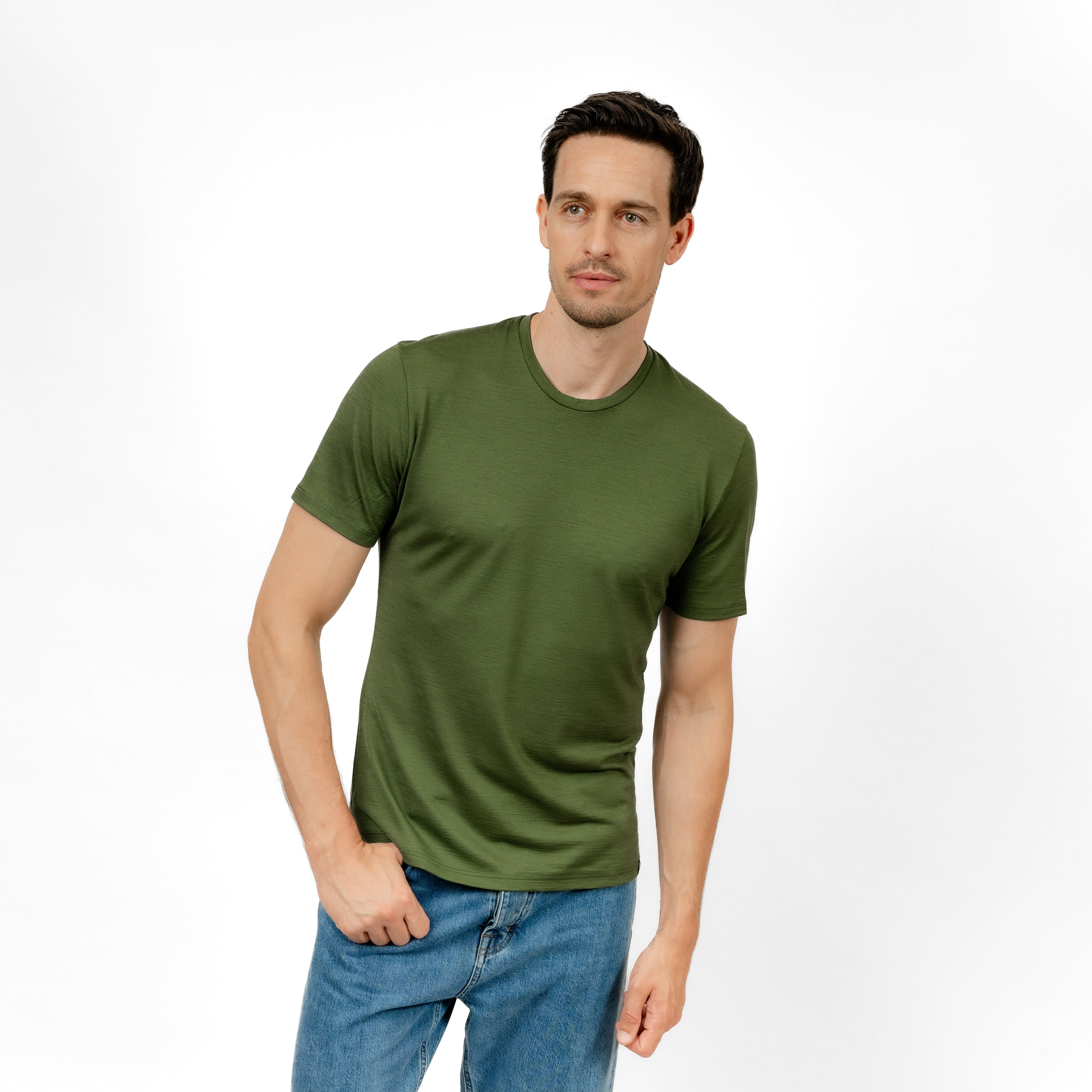 Model mit Merino Herren Shirt von Tom Fyfe in Waldgrün Frontansicht