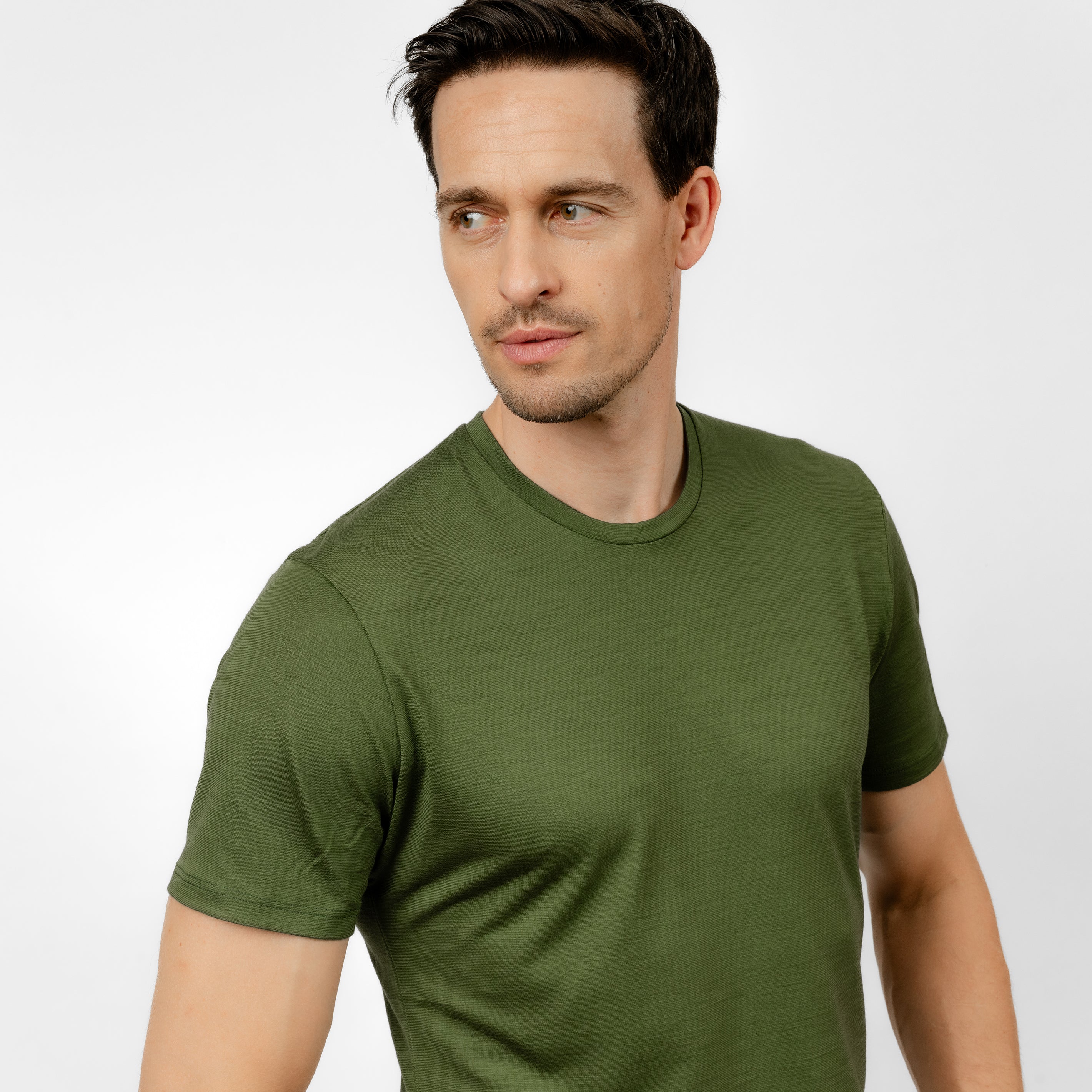 Model mit Merino Herren Shirt von Tom Fyfe in Waldgrün nähere Frontansicht