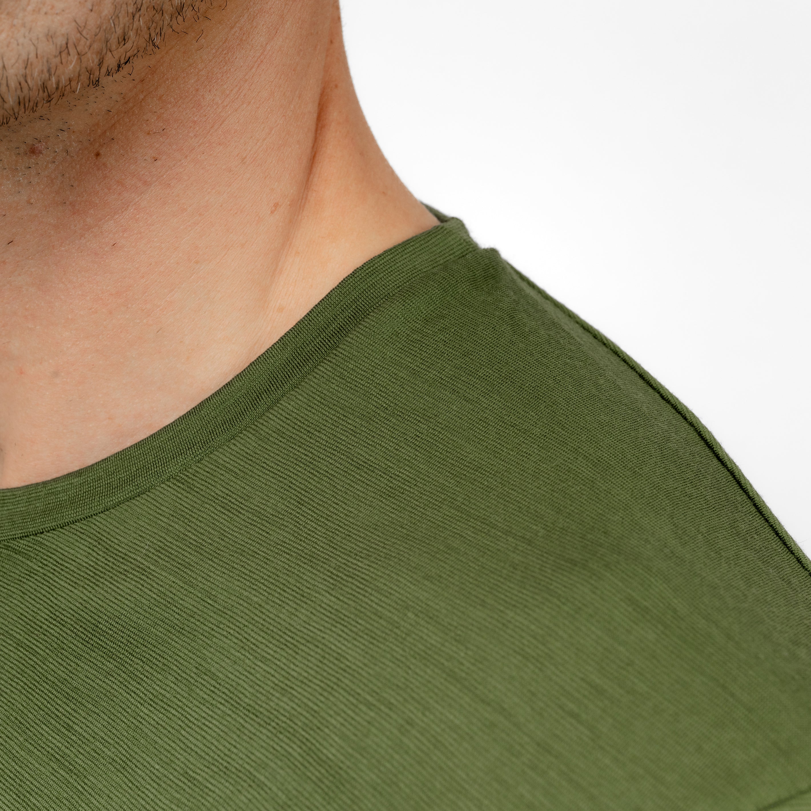 Model mit Merino Herren Shirt Nackenbereich von Tom Fyfe in Waldgrün