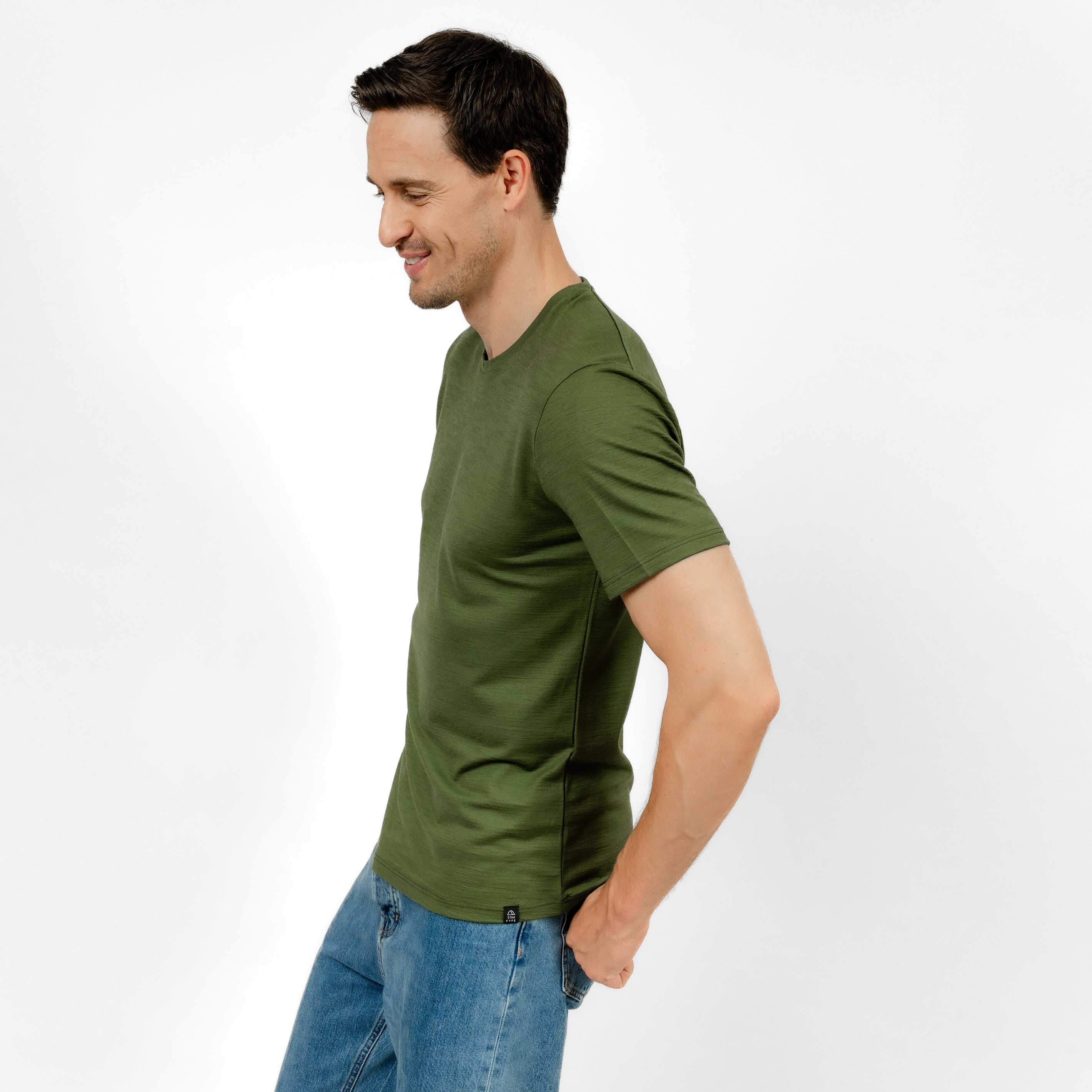 Model mit Merino Herren Shirt von Tom Fyfe in Waldgrün Seitenansicht