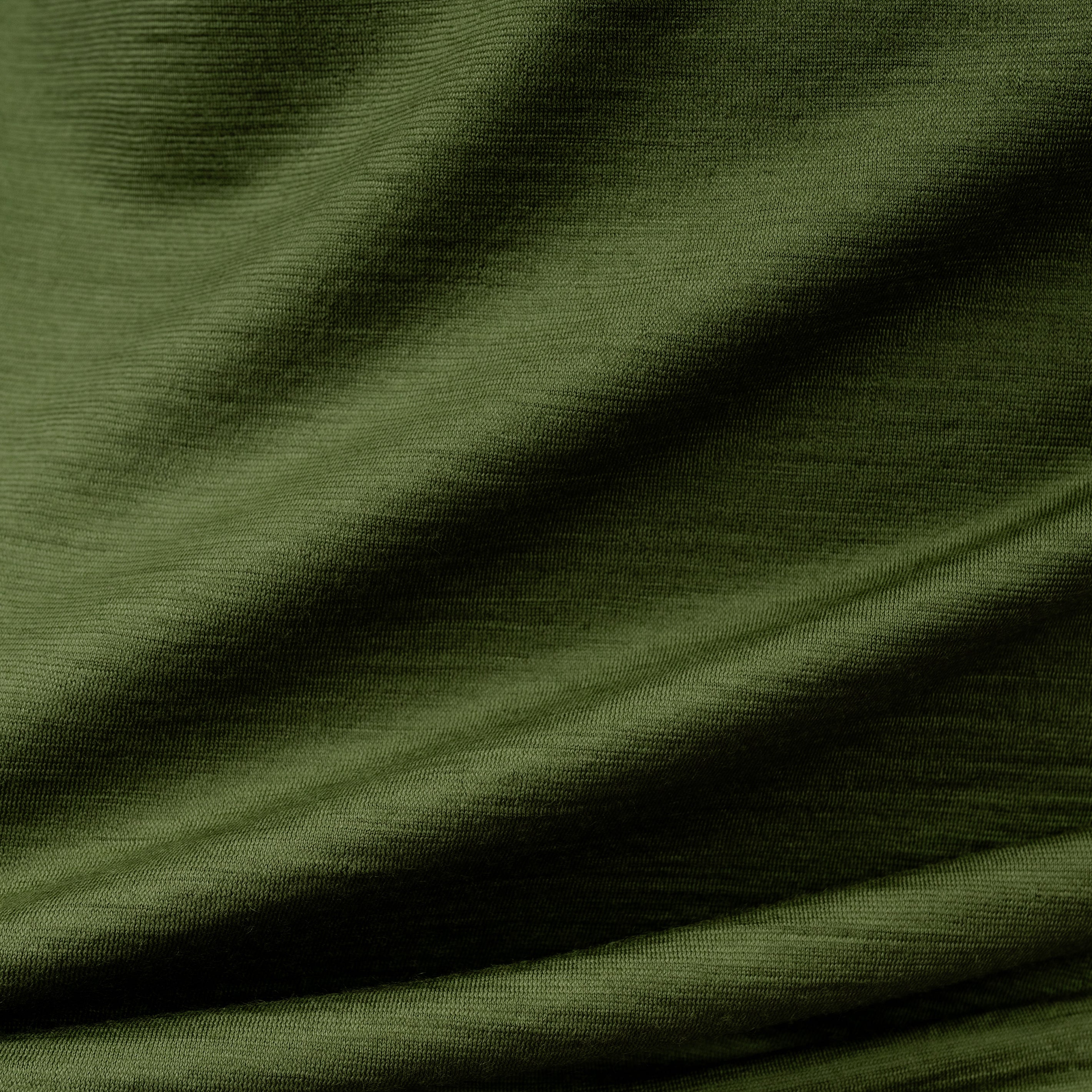 Merino Herren Shirt Nahaufnahme von Tom Fyfe in Waldgrün