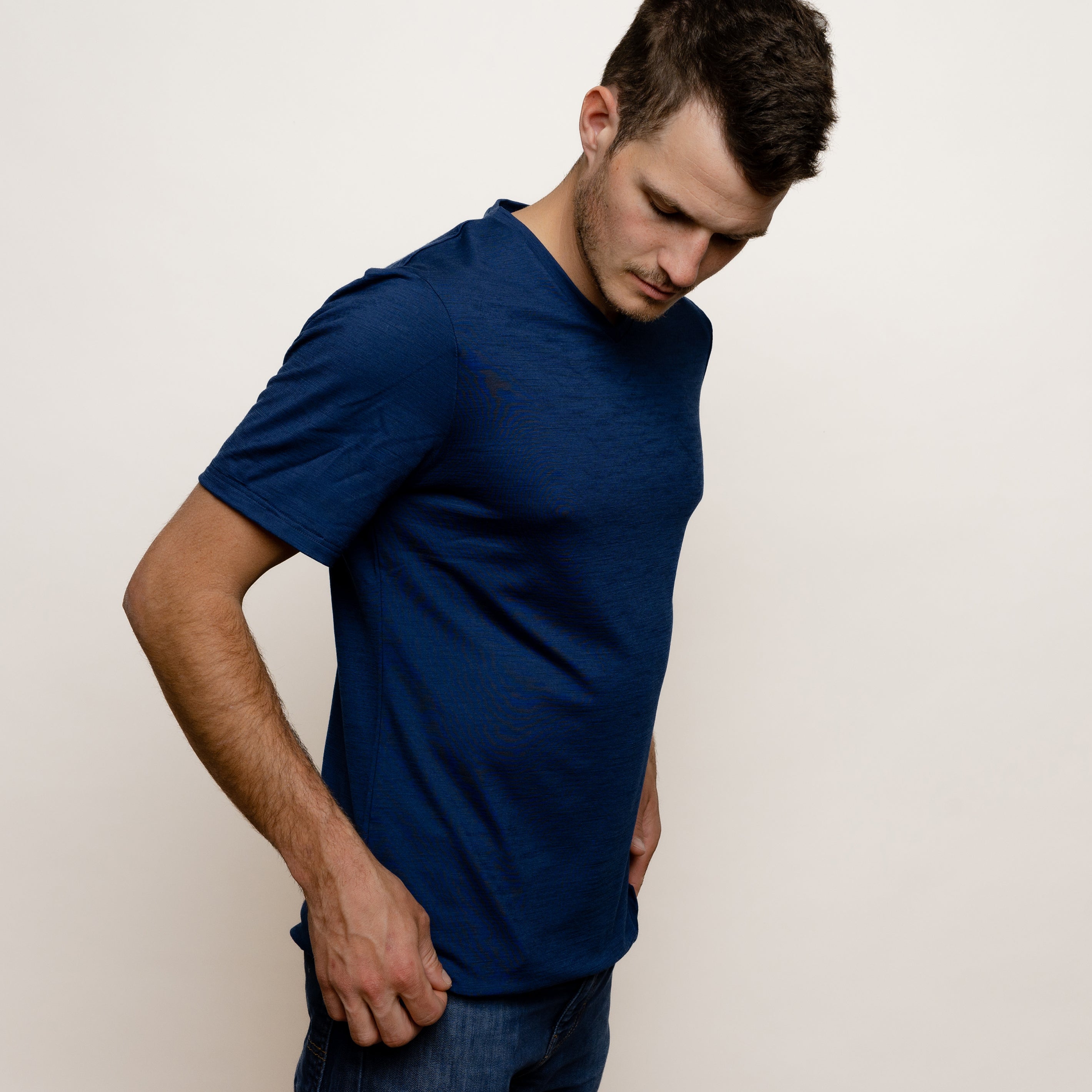 Model im Merino Herren Shirt mit V-Ausschnitt von Tom Fyfe in Marine Seitenansicht